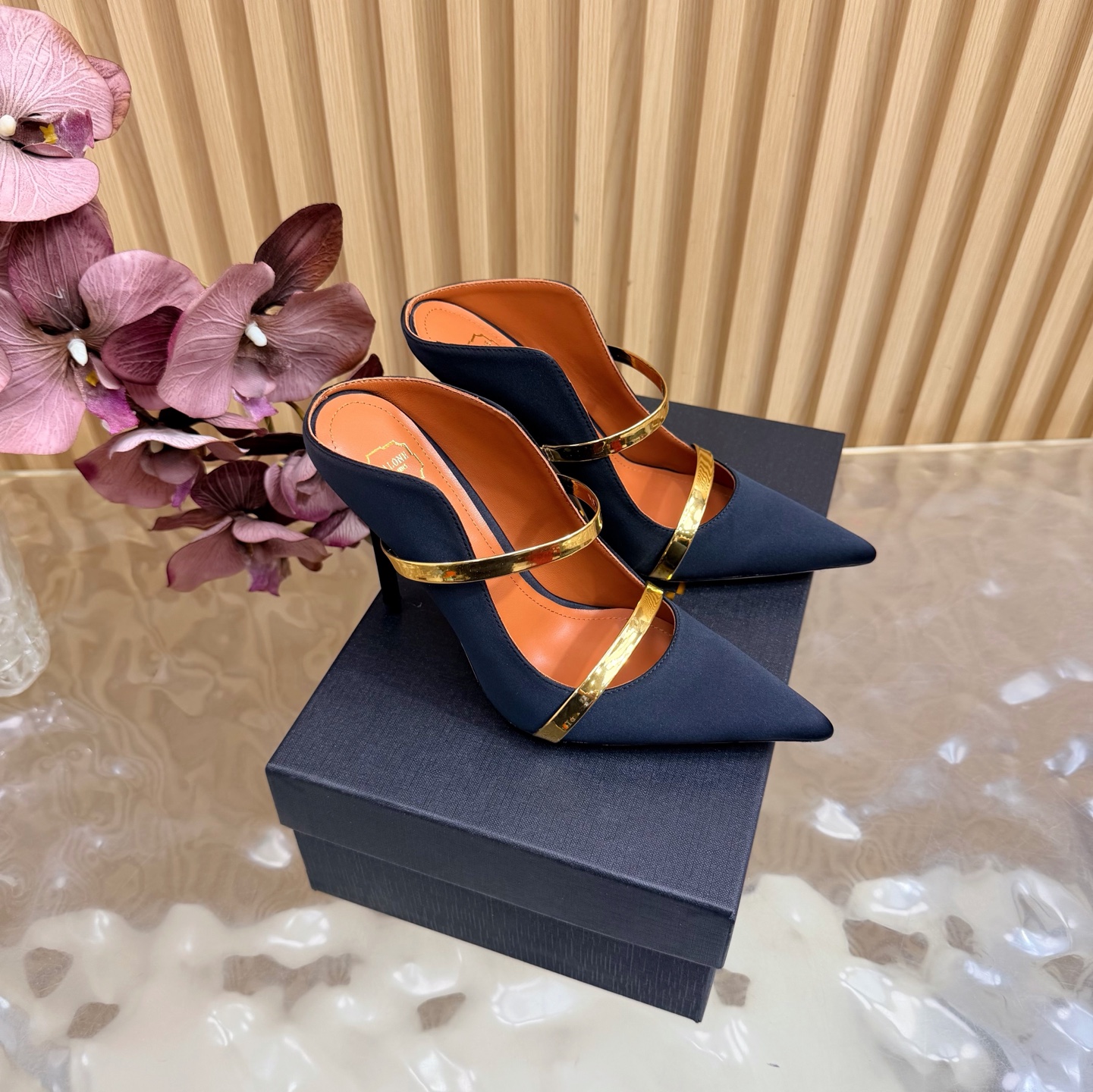 NO:870853,2026 classic reappearance #Malone Souliers# Muller high heels and half drag —————————— The classic hot style still has charm. The contrasting color design of the strap is very eye-catching and stylish. I like to achieve a balanced feeling by mixing materials with different textures and textures. The upper is made of imported silk, and the lining is sheepskin. The outsole is imported genuine leather. The heel height is 10.5cm.  Size 35-43 (40, 41, 42, 43 customized, non-refundable), semi-high heels, high heels, sheepskin, real silk, Leather soles198609092026 经典再现 #Malone Souliers#穆勒高跟半拖 ——————————— 经典爆款依然风韵犹存 通过带子的撞面色 设计,非常耐看极具风格 喜欢过通混搭不同触感和地质的材料达到一种平的衡感觉 鞋面采用进口真丝 内里羊皮内里 大底进口真皮大底 跟高10.5cm 码数35-43（40、41、42、43定制不退换）,半拖高跟鞋,high heels,sheepskin,real silk,Leather soles,Women's Shoes