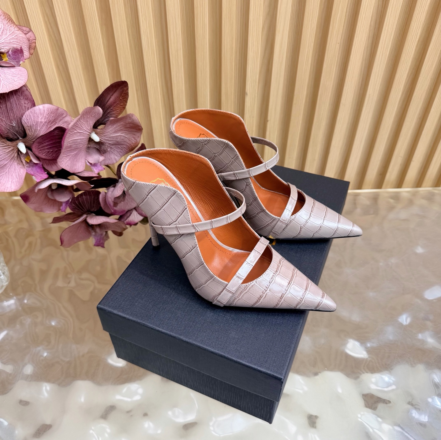 NO:870863,2026 Classic Reappearance #Malone Souliers# Muller High Heels and Half Drags —————————— The classic hot style still has charm. The contrasting color design of the strap is very eye-catching and stylish. I like to achieve a balanced feeling by mixing materials with different textures and geology. The upper is made of imported stone grain cowhide, and the lining is sheepskin. The outsole is imported genuine leather. The heel height is 10.5cm.  Size 35-43 (40, 41, 42, 43 customized, non-refundable), semi-high heels, high heels, cowhide, sheepskin, Leather soles198609092026 经典再现 #Malone Souliers#穆勒高跟半拖 ——————————— 经典爆款依然风韵犹存 通过带子的撞面色 设计,非常耐看极具风格 喜欢过通混搭不同触感和地质的材料达到一种平的衡感觉 鞋面采用进口石头纹牛皮 内里羊皮内里 大底进口真皮大底 跟高10.5cm 码数35-43（40、41、42、43定制不退换）,半拖高跟鞋,high heels,cowhide,sheepskin,Leather soles,Women's Shoes