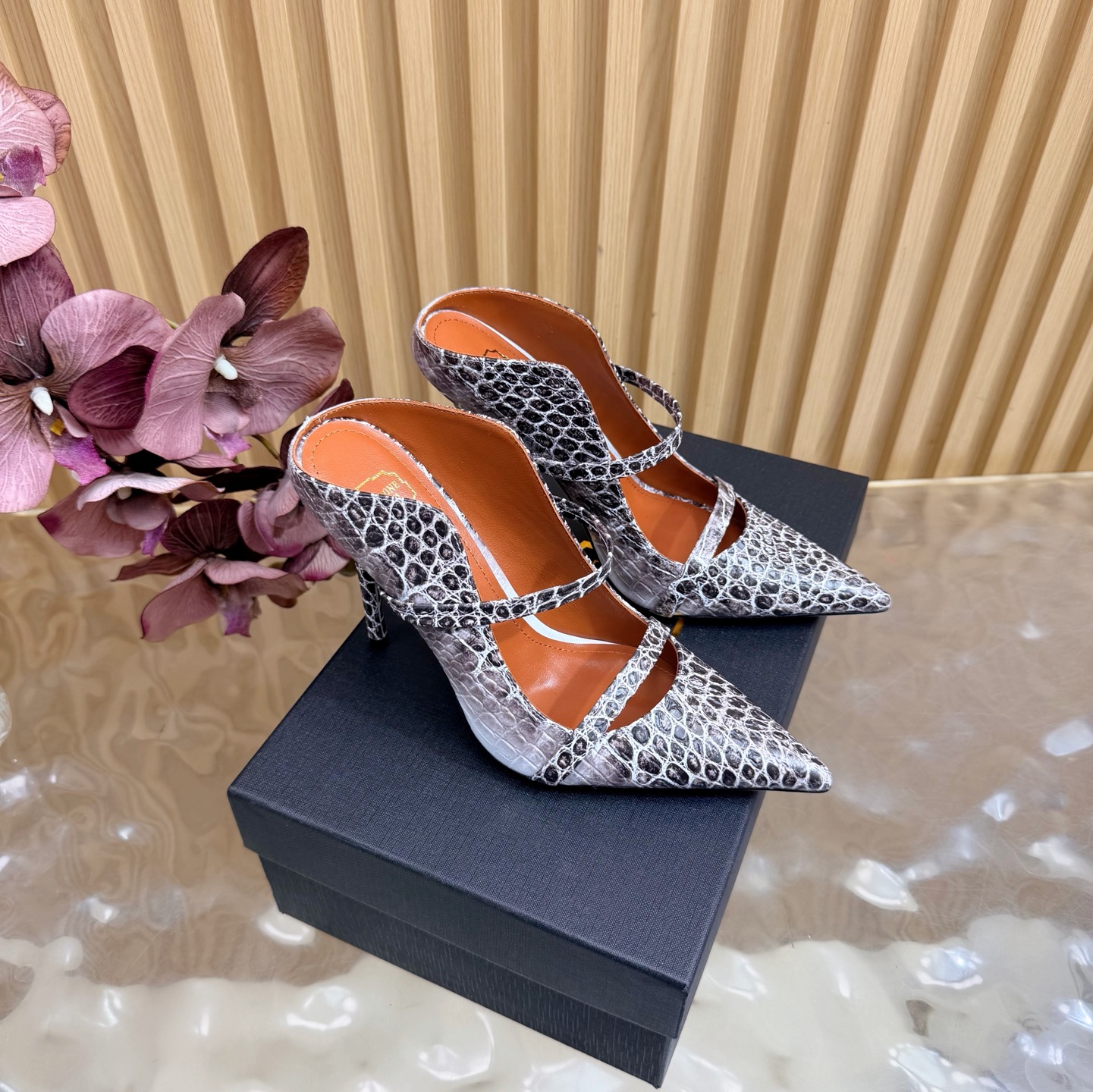 NO:876859,2026 classic reappearance #Malone Souliers# Muller high-heeled half-drag. The classic hot style still has charm. The contrasting color design of the strap is very eye-catching and stylish. I like to achieve a balanced feeling by mixing materials with different textures and geology. The upper is made of imported stone grain cowhide, and the lining is sheepskin. The outsole is imported genuine leather. The heel height is 10.5cm.  Size 35-43 (40, 41, 42, 43 customized, non-refundable), semi-high heels, high heels, cowhide, sheepskin, Leather soles198609092026 经典再现 #Malone Souliers#穆勒高跟半拖  经典爆款依然风韵犹存 通过带子的撞面色 设计,非常耐看极具风格 喜欢过通混搭不同触感和地质的材料达到一种平的衡感觉 鞋面采用进口石头纹牛皮 内里羊皮内里 大底进口真皮大底 跟高10.5cm 码数35-43（40、41、42、43定制不退换）,半拖高跟鞋,high heels,cowhide,sheepskin,Leather soles,Women's Shoes