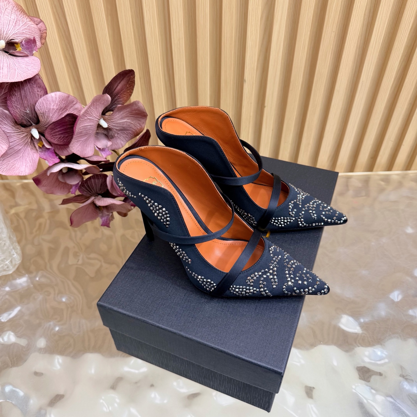 NO:876866,2026 Classic Reappearance #Malone Souliers# Muller High Heels and Half Drags The classic hot style still has charm. The contrasting color design of the straps is very eye-catching and stylish. I like to achieve a balanced feeling by mixing materials with different textures and textures. The upper is made of imported silk, and the lining is sheepskin. The outsole is imported genuine leather. The heel height is 10.5cm.  Size 35-43 (40, 41, 42, 43 customized, non-refundable), semi-high heels, high heels, sheepskin, real silk, Leather soles198609092026 经典再现 #Malone Souliers#穆勒高跟半拖  经典爆款依然风韵犹存 通过带子的撞面色 设计,非常耐看极具风格 喜欢过通混搭不同触感和地质的材料达到一种平的衡感觉 鞋面采用进口真丝 内里羊皮内里 大底进口真皮大底 跟高10.5cm 码数35-43（40、41、42、43定制不退换）,半拖高跟鞋,high heels,sheepskin,real silk,Leather soles,Women's Shoes