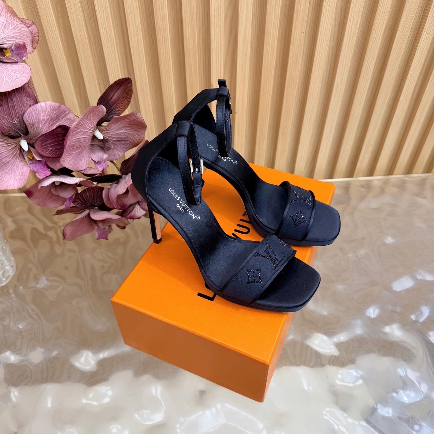 NO:870827,LV Louis Vuitton 26 2026 early spring new products. The top version counter features the latest mesh platform high-heeled sandals. Hard label slippers. Hard goods are new. —————————————The top version. Original silk mesh upper. Imported goatskin lining. Outsole. Genuine leather outsole (heel height 11cm, platform 1.5cm). Shoe size:  35-43 (40, 41, 42, 43 customized are not returnable), high heels sandals, louis vuitton, louis vuitton, sandals, high heels, slippers, sheepskin, real silk, Leather soles19860909LV 路易威登 26 2026早春新品 顶级版本专柜主打最新款 网纱水台高跟凉鞋 硬标拖鞋 硬货上新 —————————————顶级版本 鞋面原版真丝网纱 内里进口山羊皮里 大底真皮大底（跟高11cm,水台1.5cm） 鞋码: 35-43（40、41、42、43定制不退换）,高跟鞋凉鞋,louis vuitton,louis vuitton,sandals,high heels,slippers,sheepskin,real silk,Leather soles,Women's Shoes