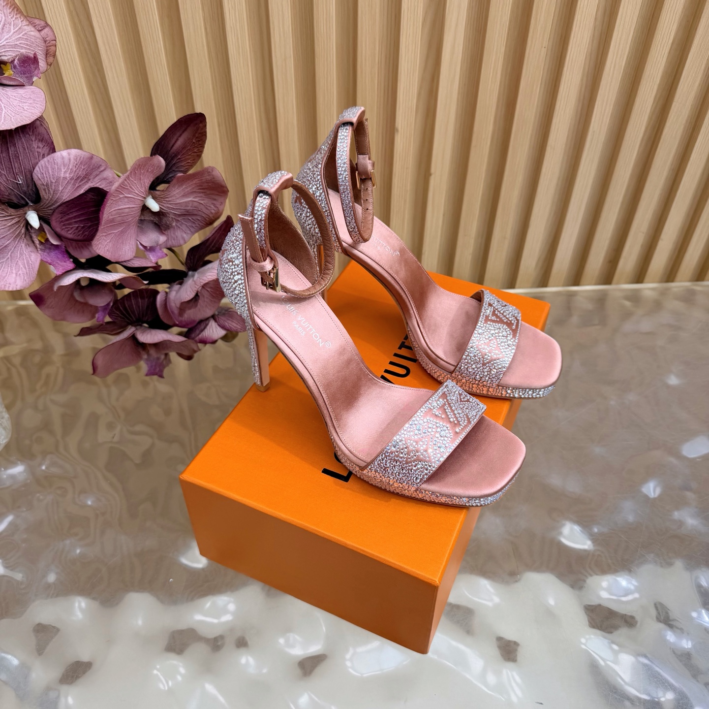 NO:870835,LV Louis Vuitton 26 2026 early spring new products. The top version counter features the latest mesh platform high-heeled sandals. Hard-label slippers. Hard goods are new. ——————————————The top version. Original silk mesh upper with hot rhinestones. Imported goatskin lining. Outsole. Genuine leather outsole (heel height 11cm, platform 1.5cm). Shoe size:  35-43 (40, 41, 42, 43 customized are not returnable), high heels sandals, louis vuitton, louis vuitton, sandals, high heels, slippers, sheepskin, real silk, Leather soles19860909LV 路易威登 26 2026早春新品 顶级版本专柜主打最新款 网纱水台高跟凉鞋 硬标拖鞋 硬货上新 —————————————顶级版本 鞋面原版真丝网纱烫钻 内里进口山羊皮里 大底真皮大底（跟高11cm,水台1.5cm） 鞋码: 35-43（40、41、42、43定制不退换）,高跟鞋凉鞋,louis vuitton,louis vuitton,sandals,high heels,slippers,sheepskin,real silk,Leather soles,Women's Shoes