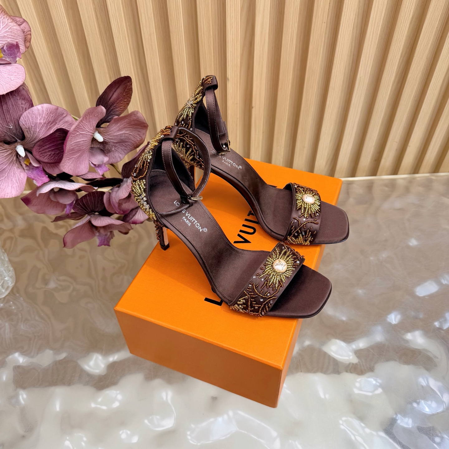 NO:870844,LV Louis Vuitton 26 2026 early spring new products. The top version counter features the latest mesh water platform high-heeled sandals. Hard label slippers. Hard goods are new. ————————————— Top version. Original silk upper with hand-stitched diamonds (complex process, purely handmade). Imported goatskin lining. Outsole. Genuine leather outsole (heel height 10cm). Shoe size:  35-43 (40, 41, 42, 43 customized are not returnable), high heels sandals, louis vuitton, louis vuitton, sandals, high heels, slippers, sheepskin, real silk, Leather soles19860909LV 路易威登 26 2026早春新品 顶级版本专柜主打最新款 网纱水台高跟凉鞋 硬标拖鞋 硬货上新 —————————————顶级版本 鞋面原版真丝手工缝钻（工艺流程复杂,纯手工打造） 内里进口山羊皮里 大底真皮大底（跟高10cm） 鞋码: 35-43（40、41、42、43定制不退换）,高跟鞋凉鞋,louis vuitton,louis vuitton,sandals,high heels,slippers,sheepskin,real silk,Leather soles,Women's Shoes