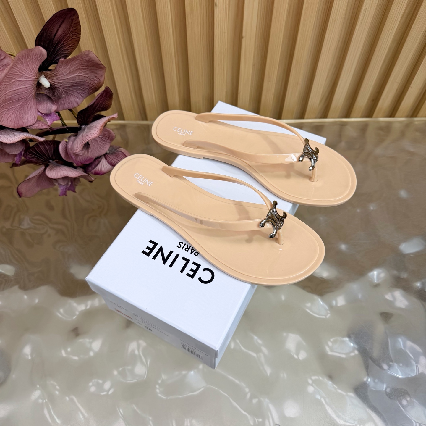 NO:870905,Celine's new Jelly bay jelly shoe fairy clip-on slippers, this summer's versatile shoe must be it!  —————————————— Number of yards: 35-41 yards Material: TPU Classic TRIOMPHE metal buckle + transparent jelly texture, retro and refreshing, comes with French lazy filter, soft TPU material, so light on the feet that it feels like you are not wearing shoes, you can walk all day without feeling stuffy or wearing on your feet~ The flat bottom design shows off the legs and is super versatile. It is worthy of being CELINE  , simplicity and high-end are engraved in the bones, a must-have for this summer’s shoe cabinet, split-toe shoes, celine19860909Celine新品Jelly bay 果冻鞋仙女夹拖,今年夏天百搭鞋 一定是它啦！ —————————————— 码数: 35-41码 材质: TPU 经典TRIOMPHE金属扣+透明果冻质感,复古又清爽,自带法式慵懒滤镜,软软的TPU材质,上脚轻到像没穿鞋,暴走一天都不闷脚、不磨脚~平底设计巨显腿超百搭 不愧是 CELINE ,把简约高级刻在骨子里,今夏鞋柜必备款,分趾鞋,celine,Women's Shoes