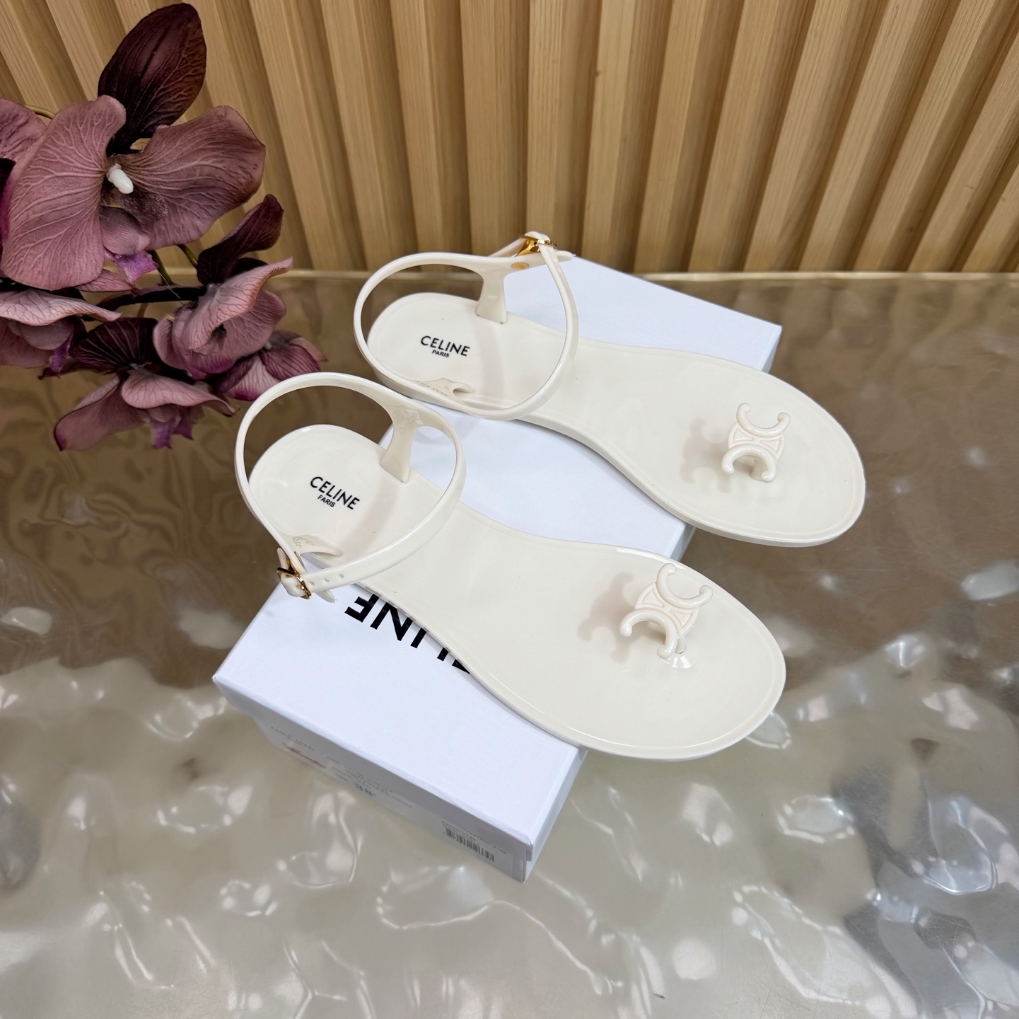 NO:876607,Celine's new Jelly bay jelly shoe fairy clip-on slippers, this summer's versatile shoe must be it!  Size: 35-41 Sizes Material: TPU Classic TRIOMPHE metal buckle + transparent jelly texture, retro and refreshing, comes with French lazy filter, soft TPU material, so light on the feet that it feels like no shoes, walking around for a day without stuffing or grinding the feet~ The flat bottom design shows off the legs and is super versatile. It is indeed CELINE, with simplicity and high-end engraved in the bones, this summer shoe cabinet must-have, split-toe shoes, Celine19860909Celine新品Jelly bay 果冻鞋仙女夹拖,今年夏天百搭鞋 一定是它啦！ 码数: 35-41码 材质: TPU 经典TRIOMPHE金属扣+透明果冻质感,复古又清爽,自带法式慵懒滤镜,软软的TPU材质,上脚轻到像没穿鞋,暴走一天都不闷脚、不磨脚~平底设计巨显腿超百搭 不愧是 CELINE ,把简约高级刻在骨子里,今夏鞋柜必备款,分趾鞋,celine,Women's Shoes