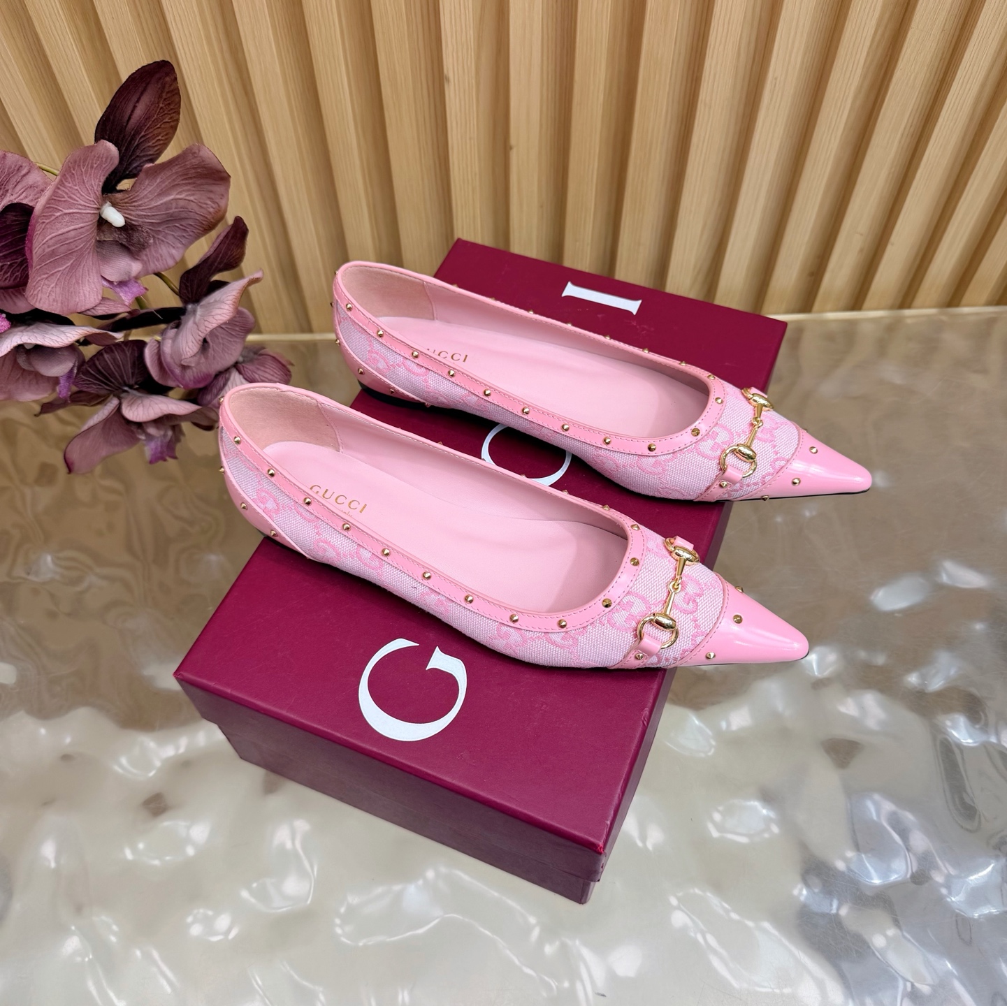 NO:870896,2026S Spring and Summer New Gucci New Rivet Pointed Toe Shoes ————————————  The upper adopts the most classic and iconic logo. The eye-catching feature is that the heel can be pressed and dragged casually. It is better to wear two pairs of shoes with trousers and skirts. It will not feel out of place in any place. The high-quality layered leather square kitten heel with silver sequins adds to its unparalleled visual impact. Elegance and intellectuality are integrated. This pair of shoes meets the various requirements of fairies. It is truly the best of the best. Leather velvet/cloth upper. Specific G family denim for the upper. The inner height of the heel is increased by 1.5cm.  Outsole Genuine leather outsole Size 35-41 (customized for 40, 41, 42), single shoes, gucci, gucci, skirts, Leather soles198609092026S 春夏新款Gucci新款铆钉尖头单鞋 ———————————— 鞋面采用最经典标志性Logo,吸睛之处在后跟可随性压跟而拖,一鞋两穿更好搭配裤装和裙装出入任何场所都毫无违和感哦高质量的层皮方形小猫跟配以银色亮片更显其无与伦比的视觉冲击力,优雅与知性相互融合,一对鞋满足了仙女们的种种要求,实属精品中的精品 皮面丝绒/布面 鞋面特定G家牛仔布 跟高内增高1.5cm 大底真皮大底 码数35-41（40、41、42定制）,单鞋,gucci,gucci,skirts,Leather soles,Women's Shoes