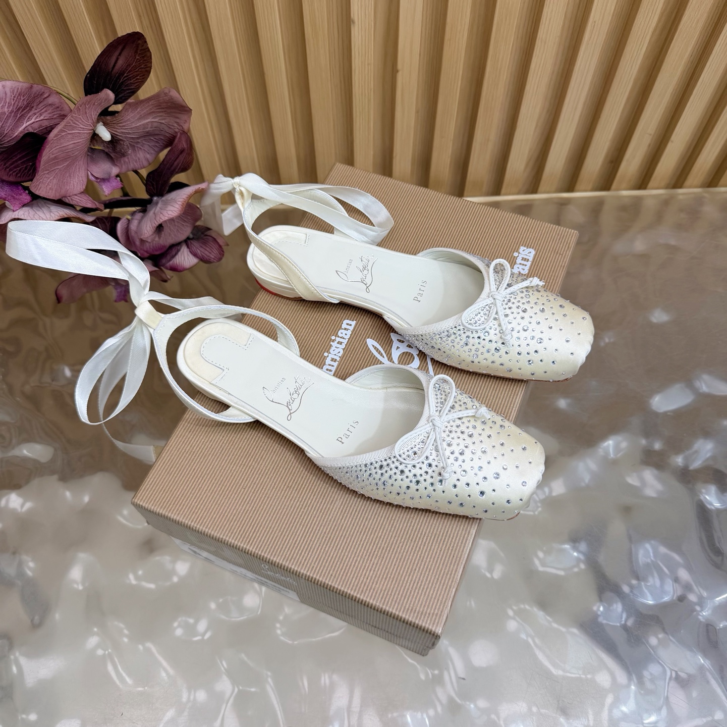 NO:901869,2026 spring and summer new fashion catwalk ballet bow flat strap sandals CL red sole forever ———————— Red-soled high-heeled new red-soled ballet high-heeled shoes There is nothing to say, just a whole beautiful crazy #fatal temptation. I just tried it on my feet. It is very easy to wear, very stable and also very beautiful #red-soled shoes. Super comfortable high-heeled shoes. Feminine shoes must have a pair of red-soled shoes. Silk upper, sheepskin lining, heel height 1.5cm  Free shipping CL full set of original packaging 35-42 (40, 41, 42 customized), sandals, christian louboutin, sandals, high heels, sheepskin, real silk198609092026春夏新款时装走秀芭蕾蝴蝶结平底绑带 凉鞋 CL红底永远的 ——————————— 红底高跟 新款红底芭蕾高跟鞋 没什么好说的 就是一整个美疯#致命的诱惑 刚刚上脚试了 非常好穿非常稳 也非常美#红底鞋 超舒适的高跟鞋 女人味鞋子必须有一双红底鞋 鞋面真丝 内里羊皮 跟高1.5cm 包邮CL全套原版包装 35-42（40、41、42定制）,凉鞋,christian louboutin,sandals,high heels,sheepskin,real silk,Women's Shoes