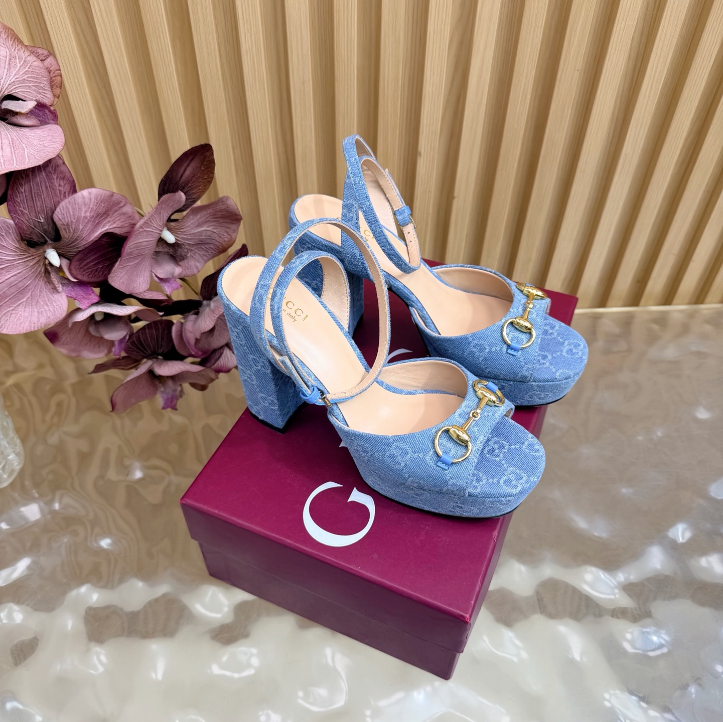 NO:884289,Gucci/Gucci classic horsebit wedge sandals G's iconic horsebit meets fashionable cowhide stone pattern water table ———————————— A fashion feast that is both gorgeous and comfortable begins. This pair of sandals is a passionate collision of classic and modern. Every step is a confident expression of Italian fashion. It cleverly lengthens the leg line and enhances the overall temperament, allowing you to easily show an elegant posture while walking. The thick-soled design increases stability, makes walking more comfortable and does not tire your feet.  The fabric is made of original cowhide/cloth/patent leather. The inner pads are all lambskin. Italian imported genuine leather outsole size35-39 (customized 40/41/42), high heels and sandals, gucci, gucci, gucci, sandals, high heels, cowhide, sheepskin, Leather soles19860909Gucci/古驰经典马衔扣坡跟凉鞋 G家标志性马衔扣 邂逅时髦牛皮石头纹 水台 ———————————— 一场华丽与舒适兼得的时尚盛宴就此开启. 这双凉鞋 是经典与现代的激情碰撞 每一步都是意式风尚的自信表达. 巧妙拉长腿部线条 提升整体气质 让你在行走间轻松展现优雅姿态 厚底设计增加稳定性 行走更自在 不累脚. 面料采用原版定牛皮/布面/漆皮 内里垫脚均为小羊皮 意大利进口真皮大底 size35-39（40/41/42定制）,高跟鞋凉鞋,gucci,gucci,gucci,sandals,high heels,cowhide,sheepskin,Leather soles,Women's Shoes