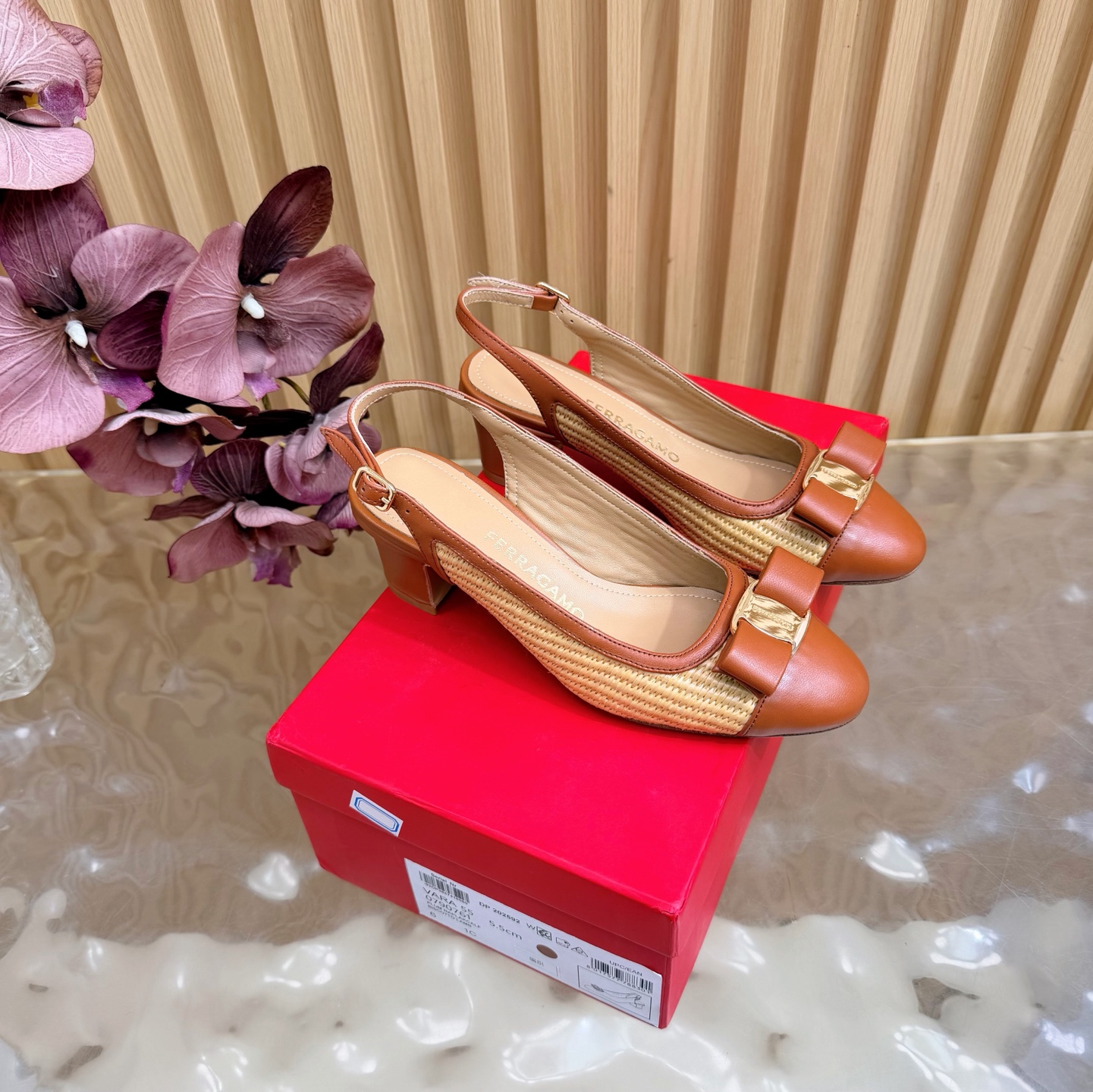 NO:884338,FERRAGA*O FERRAGA*O's new Vara woven bow back slingback ballet shoes!  The summer raffia weaving series of Vara~ retains all of Vara’s classic DNA—round toe, bow, and golden logo. The upper is replaced by a contrasting interweaving of raffia and leather. The texture of natural grass stems + the luster of leather, retro and fresh!  1. Braided slingback style. The slingback design with adjustable straps makes it super easy to put on and take off. The 5.5cm square heel is as stable as walking on flat ground. It is friendly to small people and will not tire your feet after a day of shopping. 2. The woven flat style is more gentle on the feet. The flat design is soft and does not rub the feet. It is suitable for walking at work and shopping. Raffia has its own breathability, which is cool and comfortable to wear in summer ~ Fabric imported lambskin/raffia  Imported sheepskin lining and foot pads. Heel height 5.5cm/1cm. Original leather outsole. Size 35.36.37.38.39.40.41 (40.41 custom-made, non-refundable), high heels and sandals, ferragamo, sandals, high heels, espadrilles, sheepskin, Leather soles19860909FERRAGA*O 菲拉*慕新款Vara编织蝴蝶结后空露跟鞋芭蕾舞鞋！ 菲拉家夏季拉菲草编织系列～保留了Vara 所有经典DNA—圆头、蝴蝶结、金色Logo,鞋面换成了拉菲草与皮革的撞色交织,天然草茎的肌理感＋皮质的光泽,复古又清新！ 1编织露跟款 露后跟slingback设计,带子可调节,穿脱超方便. 5.5cm 方跟稳得像踩平地,小个子友好,逛一天都不累脚. 2编织平底款 这款更温柔贴脚,平底设计软糯不磨脚,上班逛街健步如飞.拉菲草自带透气感,夏天穿清凉又舒服～ 面料进口小羊皮/拉菲草 内里进口羊皮内里垫脚. 跟高5.5cm/1cm 大底原版真皮大底. 码数35.36.37.38.39.40.41（40.41定做不退换）,高跟鞋凉鞋,ferragamo,sandals,high heels,espadrilles,sheepskin,Leather soles,Women's Shoes