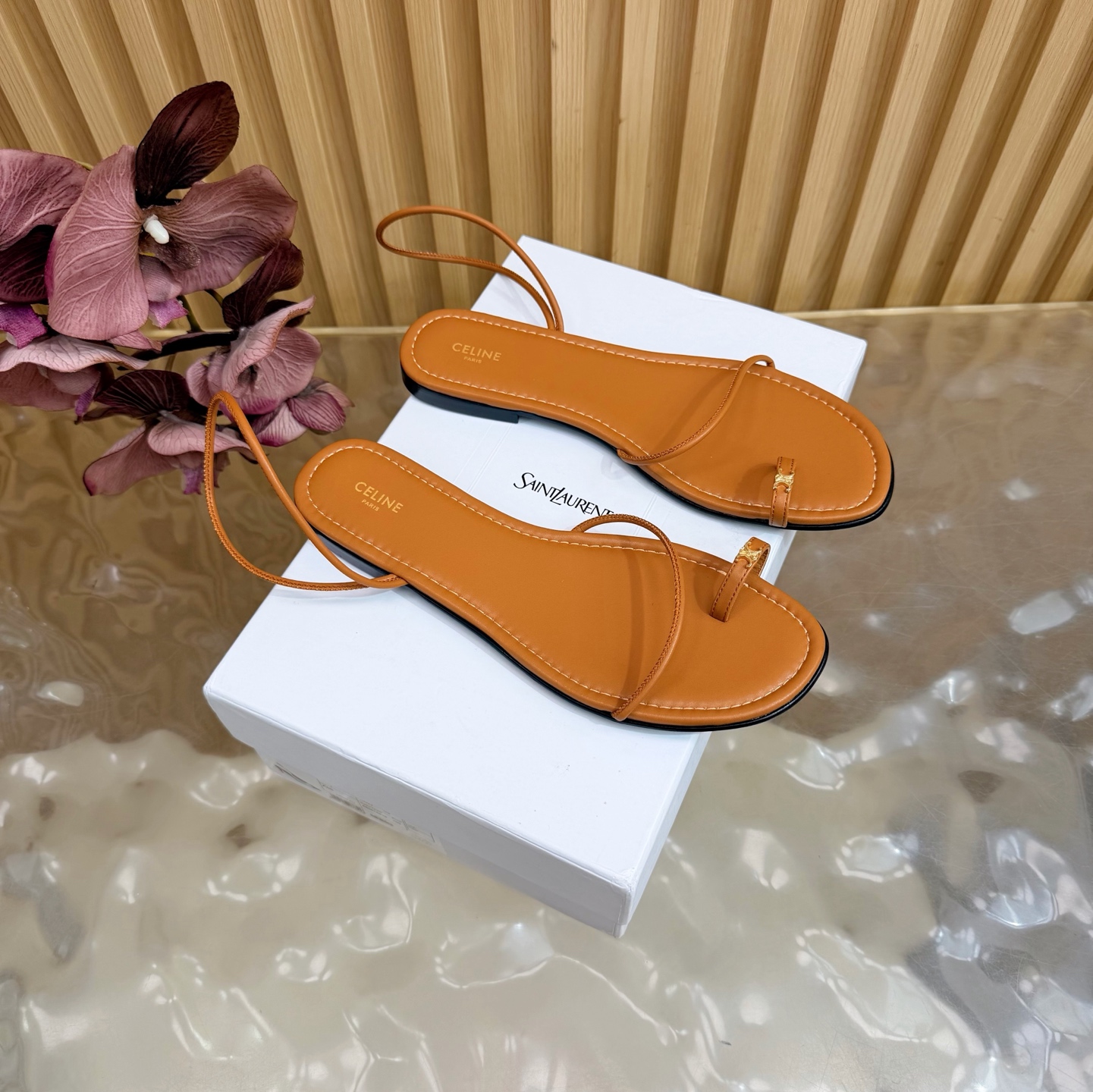 NO:884325,2026 spring and summer new style CELINE Celine's latest Arc de Triomphe logo strapped Roman sandals in autumn and winter —————————— Many celebrity Internet celebrities have planted grass. Very popular thin-soled lazy style design elements. Simple cowhide stitching plus brand logo embellishment. Very recognizable. Super versatile and good-looking on the feet. Adjusted countless times. Gentle wearing experience. Full foot comfort. Fabric: Original custom cowhide. Original custom sheepskin lining.  Outsole Original genuine leather sole Size: 35-41 (40 41 customization is not returnable), sandals, celine, celine, sandals, cowhide, sheepskin198609092026春夏新款 CElINE赛琳秋冬最新款凯旋门logo绑带罗马凉鞋 ——————————— 超多明星网红种草 非常火的薄底慵懒风设计元素 简简单单的牛皮拼接加上品牌logo点缀 非常有辨识度 上脚超级百搭好看 调试无数次楦型 轻柔穿着体验 脚感舒适度拉满 面料:原版定制牛皮 内里原版定制羊皮 大底原版真皮底 Size:35-41（40 41 定制不退换）,凉鞋,celine,celine,sandals,cowhide,sheepskin,Women's Shoes
