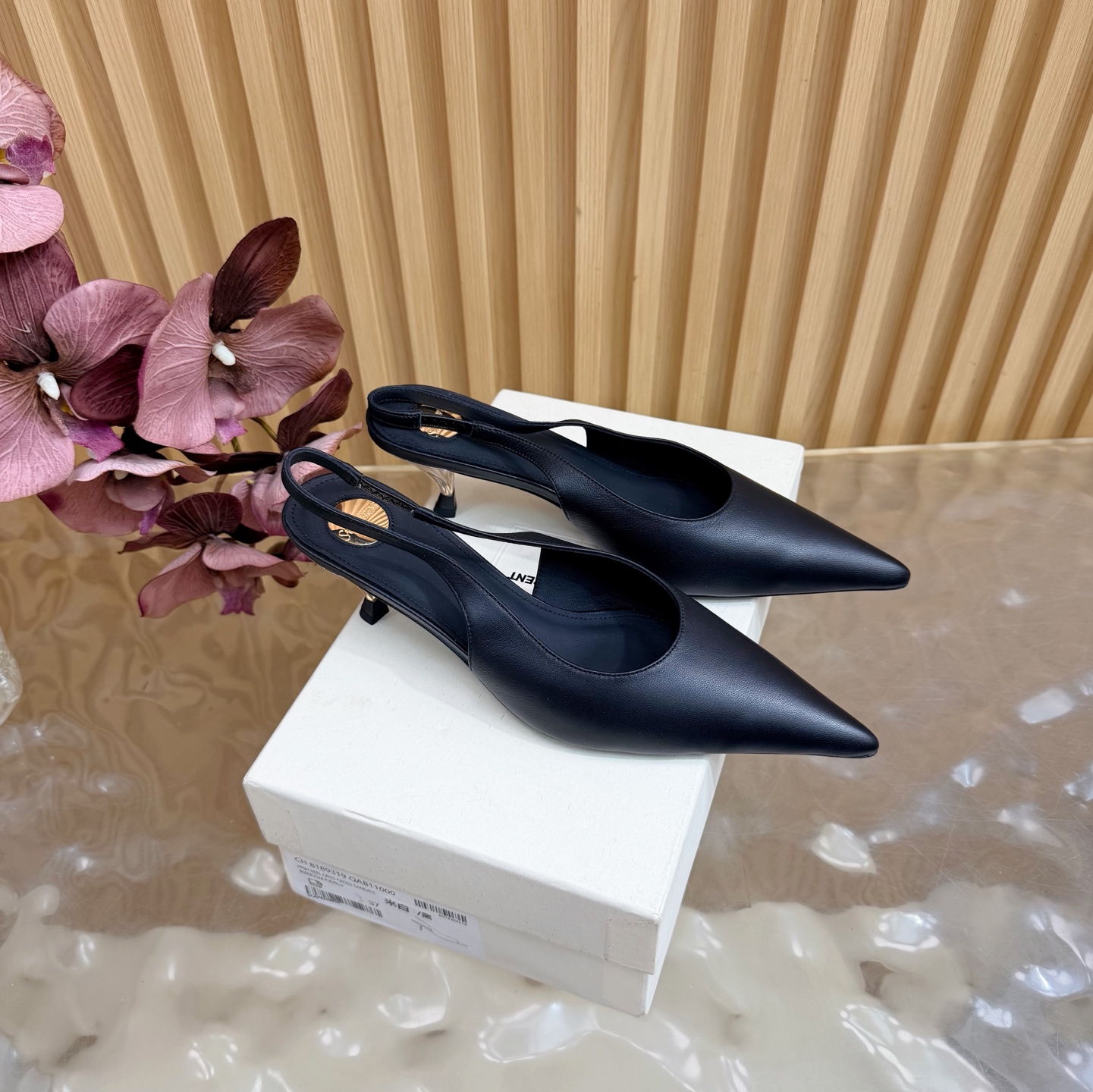 NO:889320,YSL Saint Laurent fw26 new arrival～ YSL 26s spring and summer new pointed-toe chain hardware buckle mules, minimalist style stiletto high-heeled sandals. Ysl pointed-toe stilettos are elegance engraved in DNA. The golden chain flows on the upper, like the delicacy in a retro picture, on the feet. Every step is effortless nobility and style. Who can resist a pair of chain mules with their own aura?  The pointed toe lengthens the leg line, and the metal chain lights up the whole body. From commuting suits to date skirts, you can switch to the 'heroine' mode with one click. The complexity is eliminated, leaving only clean lines and metallic luster. The pointed toe outlines the edge, and the chain embellishes your attitude. This pair of shoes is your style statement that needs no words. The shiny patent leather + gold chain are retro and sexy, and the upper feet directly transform into 'the flower of wealth in the world', and you walk with wind!  Upper lambskin/PVC film, inner padding sheepskin, sole Italian genuine leather outsole, heel height 6.5cm, size 35-39 (40.41. Customized, non-refundable), sandals, saint laurent, saint laurent, saint laurent, sandals, slippers, skirts, business suit, sheepskin, Leather soles19860909YSL  Saint Laurent 圣罗兰fw26 new arrival～ YSL 26s 春夏新款尖头链条五金扣穆勒鞋极简风细跟高跟凉拖鞋 Ysl 尖头细高跟,是刻在DNA里的优雅.金色链条在鞋面流转,像把复古画报里的精致,在了脚上.每一步,都是不费力的贵气与风情.谁能拒绝一双自带气场的链条穆勒鞋？尖头拉长腿线,金属链点亮全身,从通勤西装到约会小裙,都能一键切换成“女主角”模式. 褪去繁杂,只留利落线条与金属光泽.尖头勾勒锋芒,链条点缀态度,这双鞋,是你无需多言的风格宣言.漆皮亮面+金色链条,复古又性感,上脚直接变身“人间富贵花”,走路都带风！ 鞋面小羊皮/pvc胶片 内里垫脚羊皮 鞋底意大利真皮大底 跟高6.5cm 码数35-39（40.41.定做不退换）,凉鞋,saint laurent,saint laurent,saint laurent,sandals,slippers,skirts,business suit,sheepskin,Leather soles,Women's Shoes