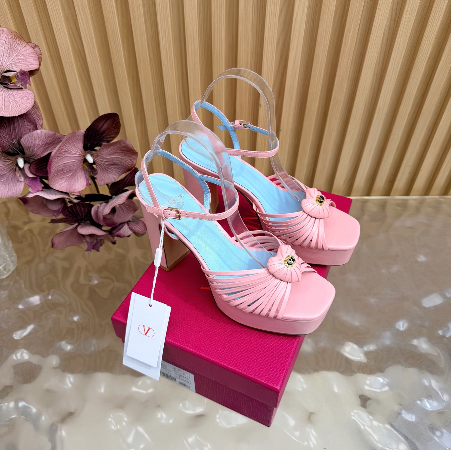 NO:889139,2026 spring and summer new high version Valentino Paris fashion show model launches the latest Valentino sky-high waterproof platform sandals. This series of Valentino interprets a new fashion charm. It continues the ultra-high heel design and is favored by well-known overseas bloggers. Millions of fan bloggers love it, and it sells well at home and abroad. It is out of stock in China. The top version has candy color matching, every color is beautiful. Silk upper, imported sheepskin lining, genuine leather outsole, complete original packaging.  Sizes 35 to 43 (40.41.42.43 non-refundable and non-exchangeable), high heels and slippers, valentino, valentino, sandals, high heels, slippers, sheepskin, real silk, Leather soles198609092026春夏新款 高版本Valentino 巴黎时装秀场款推出最新款华伦天奴恨天高防水台凉鞋 华伦天奴此系列演绎全新时尚魅力 延续超高跟设计,深得海外知名博主青睐 千万粉丝博主倾情演绎,畅销海内外 国内已经断货,顶级版本 糖果色配色,每个颜色都是绝美 鞋面真丝 内里进口羊皮 鞋底真皮大底 包装全套原版包装 码数35一43码（40.41.42.43不退不换）,高跟鞋拖鞋,valentino,valentino,sandals,high heels,slippers,sheepskin,real silk,Leather soles,Women's Shoes