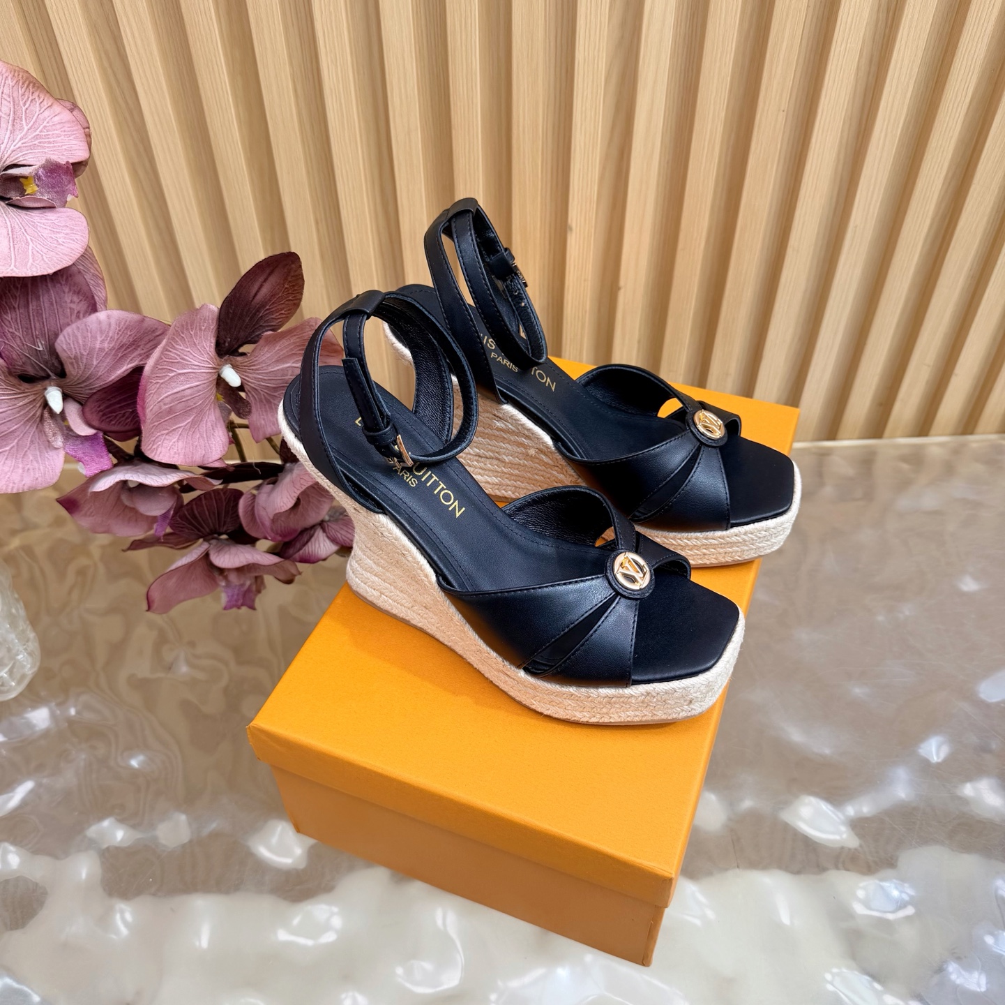 NO:884312,LV | Louis Vuitton 26 2026 Early spring new products The top version counter features the latest wedge straw three-color sandals/shoes Hard goods are new ——————————Higher version Original cowhide uppers Imported goatskin lining Outsole rubber sole 11cm Shoe size: 35-39 (40, 41, customization is not returnable), high-heeled sandals, louis vuitton, louis  vuitton,sandals,high heels,espadrilles,cowhide,sheepskin19860909LV | 路易威登 26 2026 早春新品 顶级版本专柜主打最新款 坡跟草编三彩凉鞋/单鞋 硬货上新 ————————————高版本 鞋面原版牛皮 内里进口山羊皮里 大底橡胶底11cm 鞋码: 35-39（40、41、定制不退换）,高跟鞋凉鞋,louis vuitton,louis vuitton,sandals,high heels,espadrilles,cowhide,sheepskin,Women's Shoes