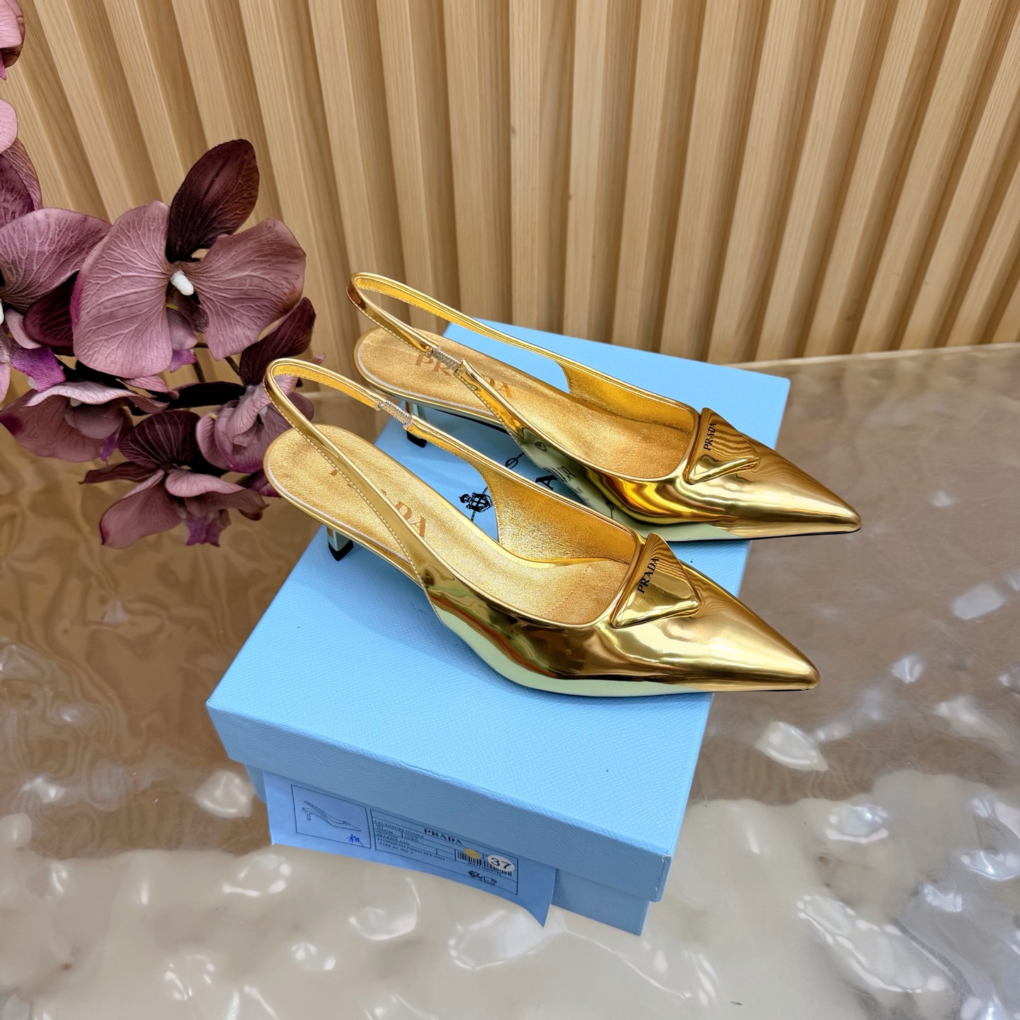 NO:884287,2026 Early Autumn New Prada Prada catwalk model pointed toe hollow high heels Retro old money style shoes/sandals ————————————The top version is full of future technology sense The minimalist beauty that has been missing for a long time in the fashion industry is fashionable and exquisite. It has a sense of high-end for daily wear. It adopts a pointed toe design, which is very fashionable and aggressive, highlighting personality; the shoe body has unique dividing lines, adding design details, which is different from ordinary pointed toe shoes, and has the iconic avant-garde style of the Prada brand.  Made of high-quality leather material, the texture is high-end and has a distressed effect, showing a retro and modern texture. The craftsmanship is fine, reflecting the high-end quality of the brand. The stiletto design enhances the wearer's aura while maintaining good stability, suitable for daily commuting or special occasions. Patent leather upper, sheepskin lining, Italian genuine leather outsole, heel height 5.5cm  Size 35-39 (40.41.42 customized, non-refundable), high heels and sandals, prada, prada, sandals, high heels, sheepskin, Leather soles198609092026早秋新款 Prada 普拉达走秀款尖头镂空高跟鞋 复古老钱风单鞋/凉鞋 ————————————顶级版本 未来科技感满满 时尚界久违的极简之美 时髦又精致 日常穿出高级感 采用尖头设计,极具时尚感与攻击性,彰显个性；鞋身有独特的分割线条,增添设计细节,区别于普通尖头鞋,带有Prada品牌标志性的前卫风格. 选用优质皮革材质,质感高级,且有做旧效果的纹理,呈现出复古又摩登的质感,工艺精细,体现品牌高端品质.细高跟设计,提升穿着者气场,同时保持了较好的稳定性,适合日常通勤或特殊场合穿着. 鞋面漆皮 内里垫脚羊皮 鞋底意大利真皮大底 跟高5.5cm 码数35-39（40.41.42定做不退换）,高跟鞋凉鞋,prada,prada,sandals,high heels,sheepskin,Leather soles,Women's Shoes