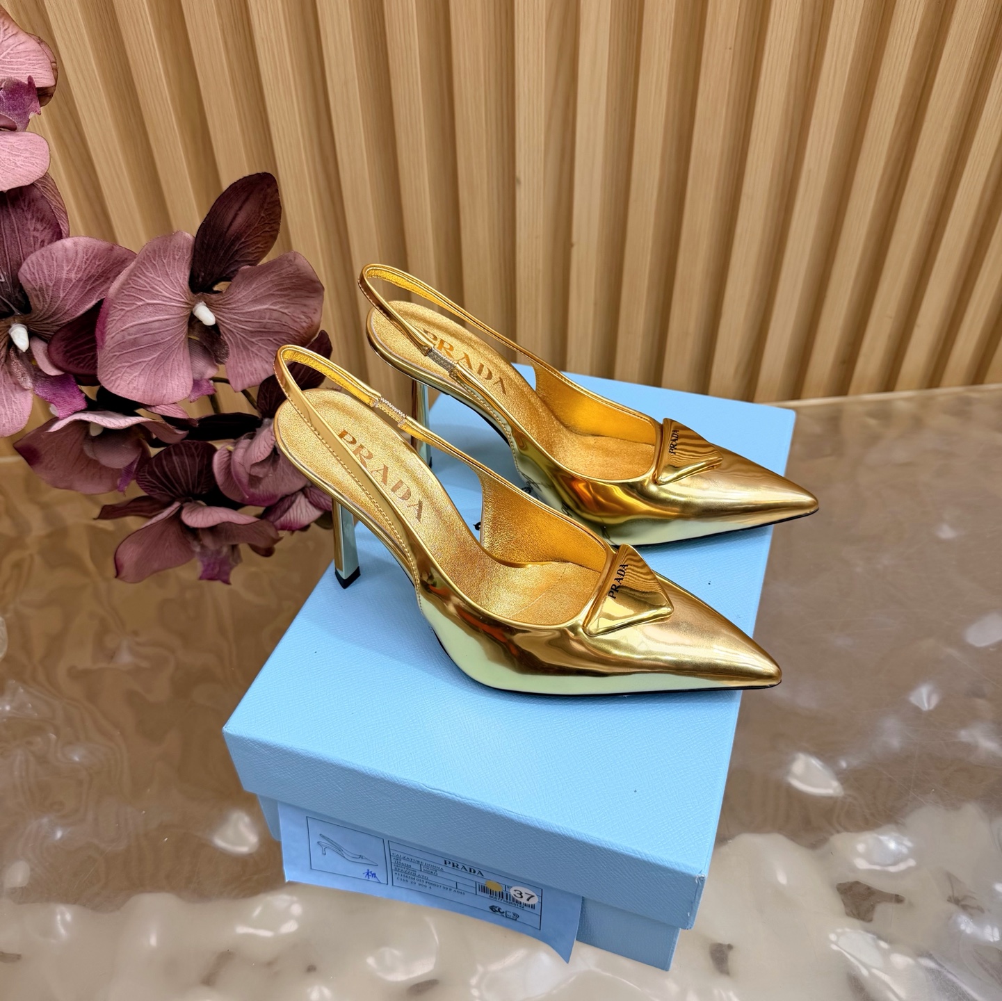 NO:884300,[10cm new height] 2026 early autumn new Prada Prada catwalk style pointed toe hollow high heels Retro old money style shoes/sandals ———————————— Top version Full of future technology sense Minimalist beauty that has been missing in the fashion industry for a long time Fashionable and exquisite, daily wear with a sense of luxury  The pointed-toe design is very fashionable and aggressive, highlighting individuality; the body of the shoe has unique dividing lines, adding design details, which is different from ordinary pointed-toe shoes, and has the iconic avant-garde style of the Prada brand. It is made of high-quality leather material, with a high-grade texture and a distressed texture, showing a retro and modern texture. The craftsmanship is fine, reflecting the high-end quality of the brand. The stiletto heel design enhances the wearer's aura while maintaining good stability, making it suitable for daily commuting or special occasions.  Upper patent leather/open edge beads, inner padding sheepskin, sole Italian genuine leather outsole, heel height 10cm, size 35-39 (40.41.42 custom made, non-refundable), high heels sandals, prada, prada, sandals, high heels, sheepskin, Leather soles19860909【10cm新高度】 2026早秋新款 Prada 普拉达走秀款尖头镂空高跟鞋 复古老钱风单鞋/凉鞋 ————————————顶级版本 未来科技感满满 时尚界久违的极简之美 时髦又精致 日常穿出高级感 采用尖头设计,极具时尚感与攻击性,彰显个性；鞋身有独特的分割线条,增添设计细节,区别于普通尖头鞋,带有Prada品牌标志性的前卫风格. 选用优质皮革材质,质感高级,且有做旧效果的纹理,呈现出复古又摩登的质感,工艺精细,体现品牌高端品质.细高跟设计,提升穿着者气场,同时保持了较好的稳定性,适合日常通勤或特殊场合穿着. 鞋面漆皮/开边珠 内里垫脚羊皮 鞋底意大利真皮大底 跟高10cm 码数35-39（40.41.42定做不退换）,高跟鞋凉鞋,prada,prada,sandals,high heels,sheepskin,Leather soles,Women's Shoes