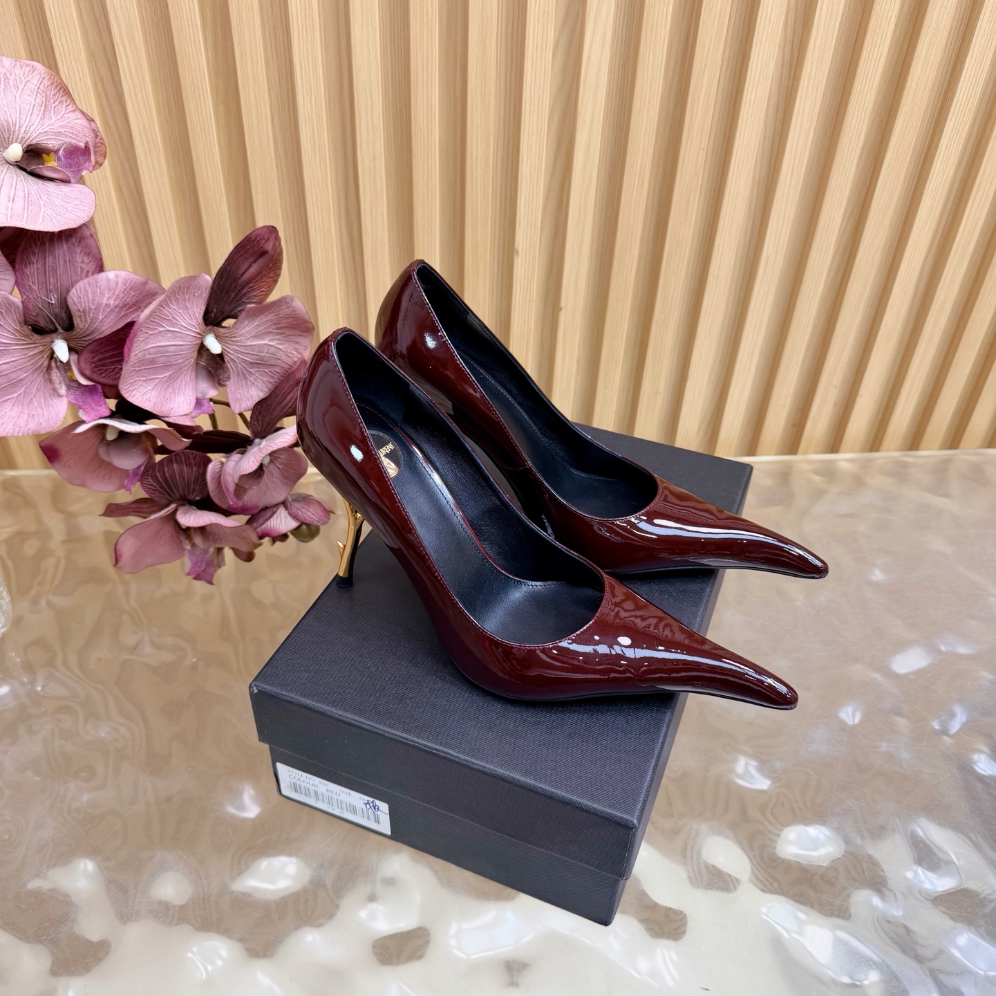 NO:884265,YSL Saint Laurent fw26 new arrival～ YSL 26s spring and summer new pointed-toe chain hardware buckle mules, minimalist style stiletto high-heeled sandals. Ysl pointed-toe stilettos are elegance engraved in DNA. The golden chain flows on the upper, like the delicacy in a retro picture, on the feet. Every step is effortless nobility and style. Who can resist a pair of chain mules with their own aura?  The pointed toe lengthens the leg line, and the metal chain lights up the whole body. From commuting suits to date skirts, you can switch to the 'heroine' mode with one click. The complexity is eliminated, leaving only clean lines and metallic luster. The pointed toe outlines the edge, and the chain embellishes your attitude. This pair of shoes is your style statement that needs no words. The shiny patent leather + gold chain are retro and sexy, and the upper feet directly transform into 'the flower of wealth in the world', and you walk with wind!  Silk/patent leather upper, sheepskin lining, Italian leather outsole, heel height 10cm, size 35-39 (40.41.42 custom-made, non-returnable), high heels and sandals, saint laurent, saint laurent, saint laurent, sandals, high heels, slippers, skirts, business suit, sheepskin, real silk, Leather soles19860909YSL Saint Laurent 圣罗兰fw26 new arrival～ YSL 26s 春夏新款尖头链条五金扣穆勒鞋极简风细跟高跟凉拖鞋 Ysl 尖头细高跟,是刻在DNA里的优雅.金色链条在鞋面流转,像把复古画报里的精致,在了脚上.每一步,都是不费力的贵气与风情.谁能拒绝一双自带气场的链条穆勒鞋？尖头拉长腿线,金属链点亮全身,从通勤西装到约会小裙,都能一键切换成“女主角”模式. 褪去繁杂,只留利落线条与金属光泽.尖头勾勒锋芒,链条点缀态度,这双鞋,是你无需多言的风格宣言.漆皮亮面+金色链条,复古又性感,上脚直接变身“人间富贵花”,走路都带风！ 鞋面真丝/漆皮 内里垫脚羊皮 鞋底意大利真皮大底 跟高10cm 码数35-39（40.41.42 定做不退换）,高跟鞋凉鞋,saint laurent,saint laurent,saint laurent,sandals,high heels,slippers,skirts,business suit,sheepskin,real silk,Leather soles,Women's Shoes