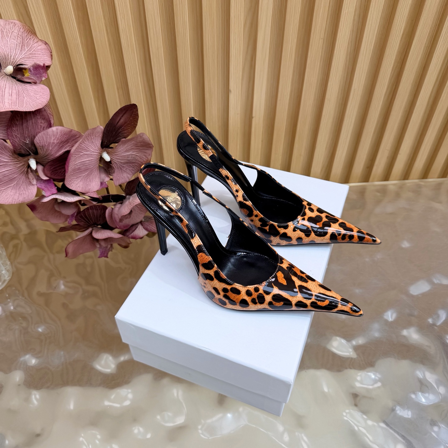 NO:884241,YSL Saint Laurent fw26 new arrival～ YSL 26s spring and summer new pointed-toe chain hardware buckle mules, minimalist style stiletto high-heeled sandals. Ysl pointed-toe stilettos are elegance engraved in DNA. The golden chain flows on the upper, like the delicacy in a retro picture, on the feet. Every step is effortless nobility and style. Who can resist a pair of chain mules with their own aura?  The pointed toe lengthens the leg line, and the metal chain lights up the whole body. From commuting suits to date skirts, you can switch to the 'heroine' mode with one click. The complexity is eliminated, leaving only clean lines and metallic luster. The pointed toe outlines the edge, and the chain embellishes your attitude. This pair of shoes is your style statement that needs no words. The shiny patent leather + gold chain are retro and sexy, and the upper feet directly transform into 'the flower of wealth in the world', and you walk with wind!  Leopard print patent leather upper, sheepskin lining, Italian genuine leather outsole, heel height 10.5cm, size 35-39 (40.41.42, custom made, non-refundable), high heels sandals, saint laurent, saint laurent, saint laurent, sandals, high heels, slippers, skirts, business suit, sheepskin, Leather soles19860909YSL Saint Laurent 圣罗兰fw26 new arrival～ YSL 26s 春夏新款尖头链条五金扣穆勒鞋极简风细跟高跟凉拖鞋 Ysl 尖头细高跟,是刻在DNA里的优雅.金色链条在鞋面流转,像把复古画报里的精致,在了脚上.每一步,都是不费力的贵气与风情.谁能拒绝一双自带气场的链条穆勒鞋？尖头拉长腿线,金属链点亮全身,从通勤西装到约会小裙,都能一键切换成“女主角”模式. 褪去繁杂,只留利落线条与金属光泽.尖头勾勒锋芒,链条点缀态度,这双鞋,是你无需多言的风格宣言.漆皮亮面+金色链条,复古又性感,上脚直接变身“人间富贵花”,走路都带风！ 鞋面豹纹漆皮 内里垫脚羊皮 鞋底意大利真皮大底 跟高10.5cm 码数35-39（40.41.42 定做不退换）,高跟鞋凉鞋,saint laurent,saint laurent,saint laurent,sandals,high heels,slippers,skirts,business suit,sheepskin,Leather soles,Women's Shoes