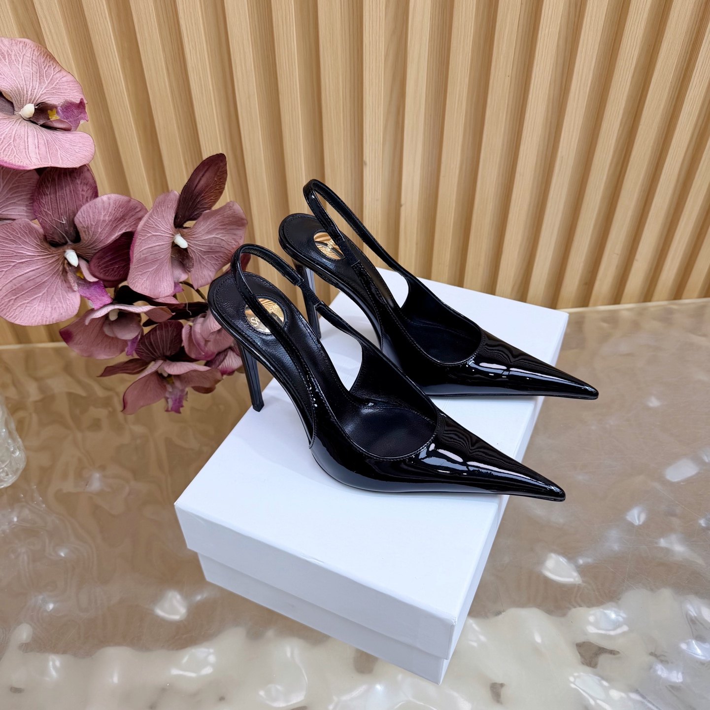 NO:884252,YSL Saint Laurent fw26 new arrival～ YSL 26s spring and summer new pointed-toe chain hardware buckle mules, minimalist style stiletto high-heeled sandals. Ysl pointed-toe stilettos are elegance engraved in DNA. The golden chain flows on the upper, like the delicacy in a retro picture, on the feet. Every step is effortless nobility and style. Who can resist a pair of chain mules with their own aura?  The pointed toe lengthens the leg line, and the metal chain lights up the whole body. From commuting suits to date skirts, you can switch to the 'heroine' mode with one click. The complexity is eliminated, leaving only clean lines and metallic luster. The pointed toe outlines the edge, and the chain embellishes your attitude. This pair of shoes is your style statement that needs no words. The shiny patent leather + gold chain are retro and sexy, and the upper feet directly transform into 'the flower of wealth in the world', and you walk with wind!  Patent leather upper, sheepskin lining, Italian genuine leather outsole, heel height 10.5cm, size 35-39 (40.41.42, custom made, non-refundable), high heels sandals, saint laurent, saint laurent, saint laurent, sandals, high heels, slippers, skirts, business suit, sheepskin, Leather soles19860909YSL Saint Laurent 圣罗兰fw26 new arrival～ YSL 26s 春夏新款尖头链条五金扣穆勒鞋极简风细跟高跟凉拖鞋 Ysl 尖头细高跟,是刻在DNA里的优雅.金色链条在鞋面流转,像把复古画报里的精致,在了脚上.每一步,都是不费力的贵气与风情.谁能拒绝一双自带气场的链条穆勒鞋？尖头拉长腿线,金属链点亮全身,从通勤西装到约会小裙,都能一键切换成“女主角”模式. 褪去繁杂,只留利落线条与金属光泽.尖头勾勒锋芒,链条点缀态度,这双鞋,是你无需多言的风格宣言.漆皮亮面+金色链条,复古又性感,上脚直接变身“人间富贵花”,走路都带风！ 鞋面漆皮 内里垫脚羊皮 鞋底意大利真皮大底 跟高10.5cm 码数35-39（40.41.42 定做不退换）,高跟鞋凉鞋,saint laurent,saint laurent,saint laurent,sandals,high heels,slippers,skirts,business suit,sheepskin,Leather soles,Women's Shoes