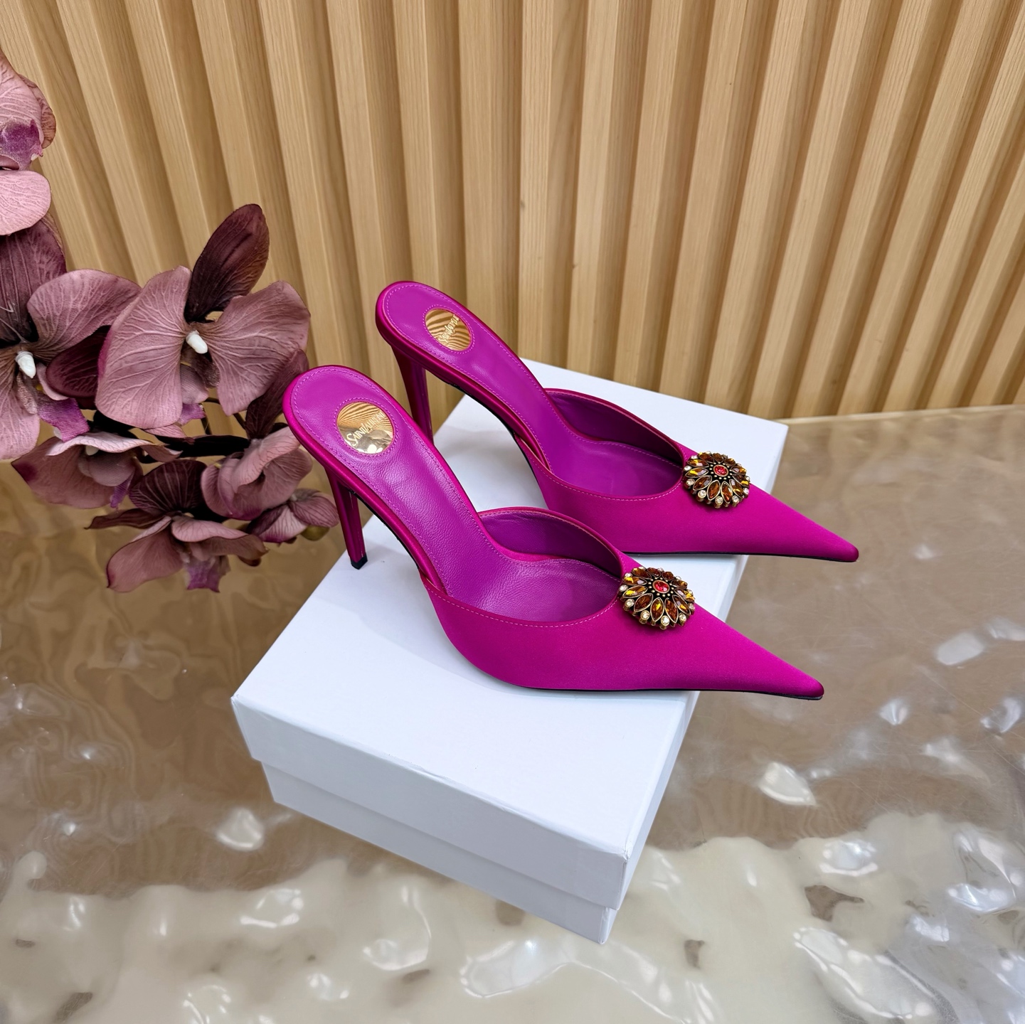 NO:884229,YSL Saint Laurent fw26 new arrival～ YSL 26s spring and summer new pointed-toe chain hardware buckle mules, minimalist style stiletto high-heeled sandals. Ysl pointed-toe stilettos are elegance engraved in DNA. The golden chain flows on the upper, like the delicacy in a retro picture, on the feet. Every step is effortless nobility and style. Who can resist a pair of chain mules with their own aura?  The pointed toe lengthens the leg line, and the metal chain lights up the whole body. From commuting suits to date skirts, you can switch to the 'heroine' mode with one click. The complexity is eliminated, leaving only clean lines and metallic luster. The pointed toe outlines the edge, and the chain embellishes your attitude. This pair of shoes is your style statement that needs no words. The shiny patent leather + gold chain are retro and sexy, and the upper feet directly transform into 'the flower of wealth in the world', and you walk with wind!  Silk upper, sheepskin lining, Italian genuine leather outsole, heel height 10.5cm, size 35-39 (40.41.42, custom made, non-refundable), high heels sandals, saint laurent, saint laurent, saint laurent, sandals, high heels, slippers, skirts, business suit, sheepskin, real silk, Leather soles19860909YSL Saint Laurent 圣罗兰fw26 new arrival～ YSL 26s 春夏新款尖头链条五金扣穆勒鞋极简风细跟高跟凉拖鞋 Ysl 尖头细高跟,是刻在DNA里的优雅.金色链条在鞋面流转,像把复古画报里的精致,在了脚上.每一步,都是不费力的贵气与风情.谁能拒绝一双自带气场的链条穆勒鞋？尖头拉长腿线,金属链点亮全身,从通勤西装到约会小裙,都能一键切换成“女主角”模式. 褪去繁杂,只留利落线条与金属光泽.尖头勾勒锋芒,链条点缀态度,这双鞋,是你无需多言的风格宣言.漆皮亮面+金色链条,复古又性感,上脚直接变身“人间富贵花”,走路都带风！ 鞋面真丝 内里垫脚羊皮 鞋底意大利真皮大底 跟高10.5cm 码数35-39（40.41.42 定做不退换）,高跟鞋凉鞋,saint laurent,saint laurent,saint laurent,sandals,high heels,slippers,skirts,business suit,sheepskin,real silk,Leather soles,Women's Shoes