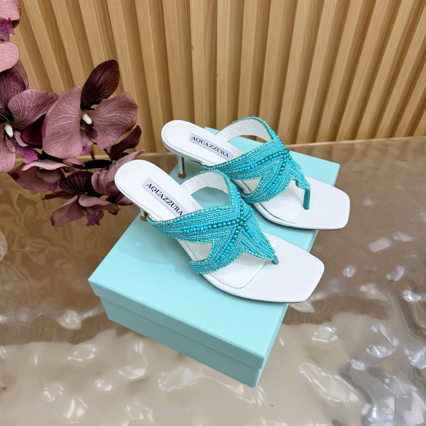 NO:884324,Purchasing agent Aquazzura pineapple Chuanzhu Haixing Heavy Industry complex craftsmanship flip-flops Slippers Italian luxury brand Aquazzura's black high-heeled shoes with pointed toes and hollow details are elegant and refined. The uppers are covered with black rhinestones, sparkling and eye-catching, suitable for formal occasions such as dinners and parties. The high heels are 8cm, elongating the leg line, comfortable and elegant. Aquazzura is famous for its handcraftsmanship and luxurious details. This high-heeled shoe is the perfect combination of fashion and quality Size Size 35-39 (40.41.42.43 custom-made, non-refundable), split-toe shoes, high heels, slippers19860909代购级 Aquazzura菠萝 窜珠海星重工复杂工艺 夹脚 拖鞋 意大利奢侈品牌Aquazzura的黑色满钻高跟鞋,尖头设计+镂空细节,优雅又精致.鞋面满铺黑色水钻,闪耀吸睛,适合晚宴、派对等正式场合穿搭 高跟8cm,拉长腿部线条,舒适又显气质.Aquazzura以手工工艺和奢华细节著称,这款高跟鞋是时尚与品质的完美结合 Size 35-39（40.41.42.43定做不退换）,分趾鞋,high heels,slippers,Women's Shoes