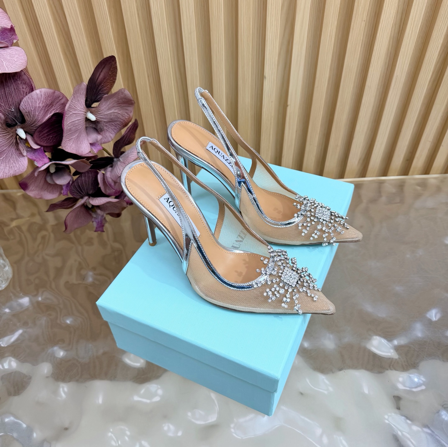 NO:884311,Purchasing agent Aquazzura pineapple mesh spider web diamond buckle beautiful back strap sandals Italian luxury brand Aquazzura's black high-heeled shoes with pointed toe design + hollow details, elegant and refined. The upper is covered with black rhinestones, sparkling and eye-catching, suitable for formal occasions such as dinners and parties. The high heels are 10cm, elongating the leg line, comfortable and elegant. Aquazzura is famous for its handcrafts and luxurious details. This high-heeled shoe is the perfect combination of fashion and quality Size Size 35-39 (40.41.42.43 custom-made, non-refundable), high heels sandals, sandals, high heels19860909代购级 Aquazzura菠萝 网纱蜘蛛网钻扣 绝美 后带凉鞋 意大利奢侈品牌Aquazzura的黑色满钻高跟鞋,尖头设计+镂空细节,优雅又精致.鞋面满铺黑色水钻,闪耀吸睛,适合晚宴、派对等正式场合穿搭 高跟10cm,拉长腿部线条,舒适又显气质.Aquazzura以手工工艺和奢华细节著称,这款高跟鞋是时尚与品质的完美结合 Size 35-39（40.41.42.43定做不退换）,高跟鞋凉鞋,sandals,high heels,Women's Shoes