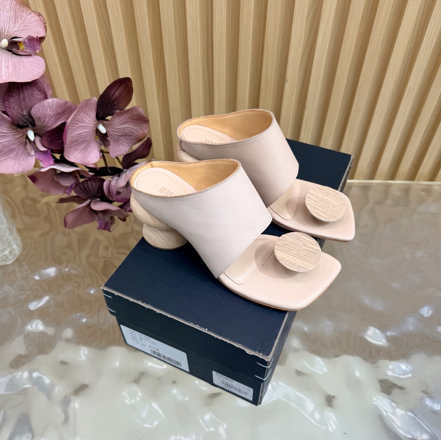 NO:884299,The most atmospheric slippers of the year | Uma Wang with minimalist concept, washed craftsmanship, special-shaped heel slippers ————————————— Highly distinguishable. 7880 purchased the original version and reproduced it with extreme details. The retro Zen feeling of the collision of leather and logs. Lazy half drag, casual and has its own style. Original reproduction, natural solid wood rare natural [Beech] material polished heel, high density, strong characteristics. The special-shaped heel is stable and easy to walk.  Italian first-layer cowhide, water-dyed variegated (washed process). The inner first-layer water-dyed cowhide. The foot pads are water-dyed cowhide. The sole is Italian genuine leather. The toe clips are made of [natural birch bark]. Select high-quality natural materials and are purely handmade. Size 34-40 (customized sizes 34 and 40 are non-refundable). Split-toe shoes, slippers, cowhide19860909年度氛围感神拖｜极简主义理念的 Uma Wang 水洗工艺 异型跟拖鞋 ————————————— 辨别度极高 7880购入原版、极致细节复刻 皮革与原木碰撞的复古禅意 慵懒半拖,随性自成格调 原版复刻,天然实木稀有的天然【榉木】材质打磨鞋跟、密度高、结实的特质 异形跟稳固好走 意大利头层牛皮,水染杂色（水洗工艺） 内里头层水染牛皮 垫脚水染牛皮 鞋底意大利真皮鞋底 夹脚片采用的是【天然桦树皮】 甄选优质天然材质、纯手工制作 码数34-40（34 40码定做不退换）,分趾鞋,slippers,cowhide,Women's Shoes