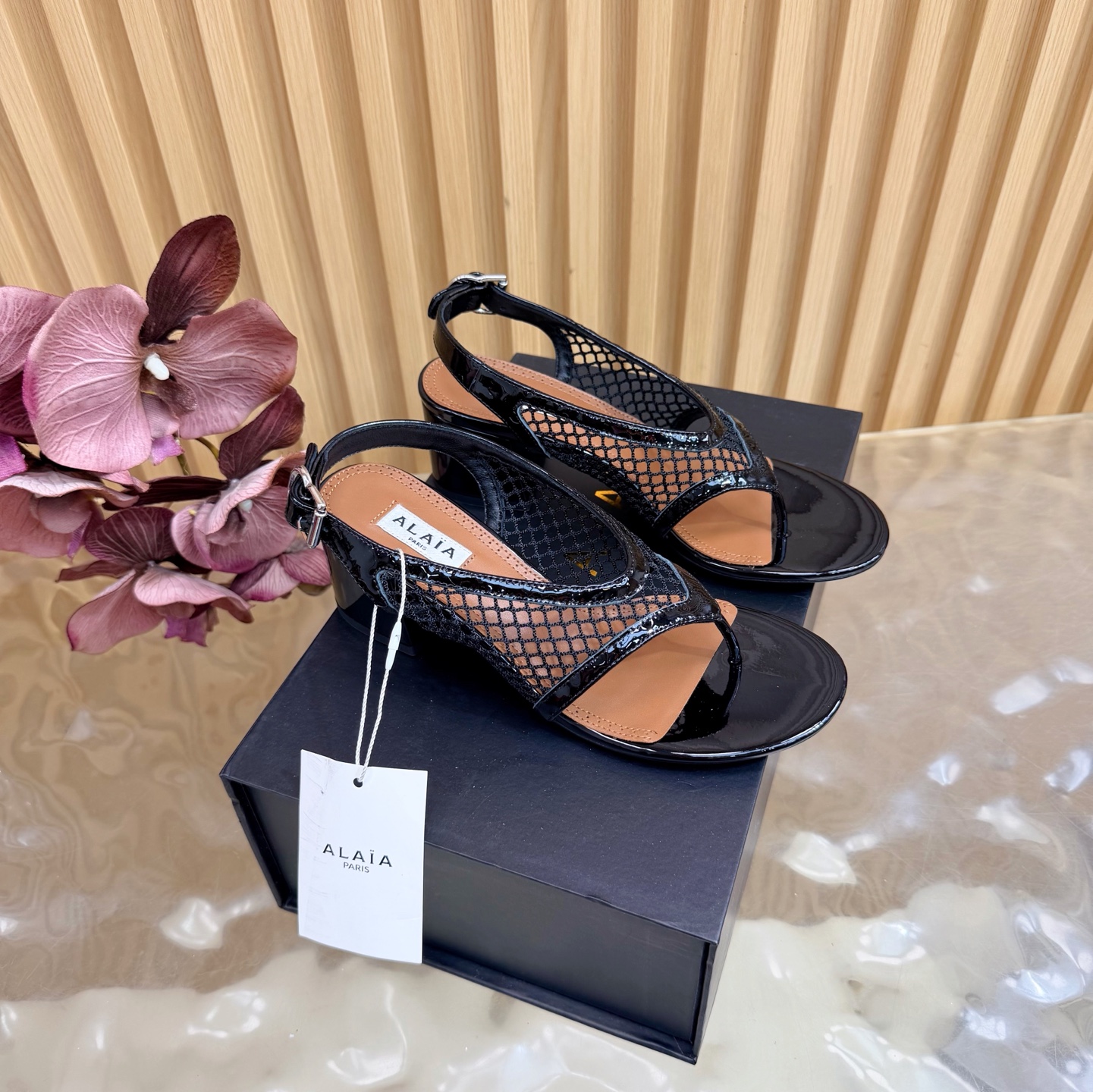 NO:886379,ALAIA 26ss new spring and summer style, hollow thong, ballet, thick heel sandals —————————————— This soft fishnet shoe with a bare skin feel, matched with rubber soles, brings a comfortable wearing experience. It is an essential fashionable item in the spring and summer wardrobe. Light and breathable, summer relaxed aesthetics, breathable mesh, sun and moonlight pouring in, intertwined with looming permeability aesthetics, mesh design, full of breathability, breathable and not stuffy.  The round toe design frees up toe space and can be worn with thin socks or bare feet. The Velcro design allows you to run without having to worry about the heel falling off. The upper is made of original patent leather mesh and the lining is sheepskin. The sole is original open-molded leather injection molded outsole. Heel height 5.5cm. Size 35-39 (40 41 42 customized and non-refundable). Split-toe shoes, alaia, sandals, sheepskin19860909ALAIA 阿莱亚 26ss春夏新款 镂空 夹趾 芭蕾舞 粗跟凉鞋 ————————————— 该款裸肌感柔软渔网鞋,搭配橡胶鞋底,带来舒适的穿着体验.是春夏衣橱必不可少的时髦单品. 轻盈透气 夏日松弛美学透气网面日月光倾泻 交织出若隐若现的透感美学 网面设计 呼吸感拉满 透气不闷热 圆头设计释放脚趾空间 搭配薄袜或光脚穿都可以 魔术贴的设计加持跑步都不用担心掉跟问题 鞋面采用原版漆皮网纱 内里垫脚羊皮 鞋底原版开模真皮注塑大底 跟高5.5cm 码数35-39（40 41 42定做不退换）,分趾鞋,alaia,sandals,sheepskin,Women's Shoes