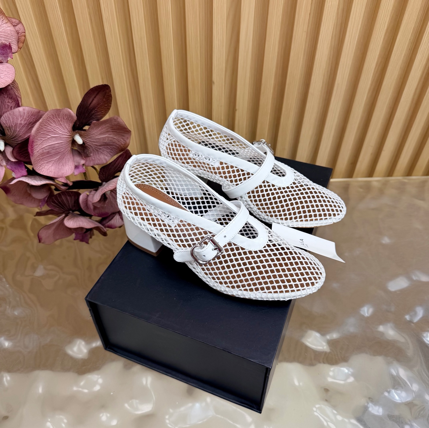 NO:886359,ALAIA 26ss new spring and summer style, hollow thong, ballet, thick heel sandals —————————————— This soft fishnet shoe with a bare skin feel, matched with rubber soles, brings a comfortable wearing experience. It is an essential fashionable item in the spring and summer wardrobe. Light and breathable, summer relaxed aesthetics, breathable mesh, sun and moonlight pouring in, intertwined with looming permeability aesthetics, mesh design, full of breathability, breathable and not stuffy.  The round toe design frees up toe space and can be worn with thin socks or bare feet. The Velcro design allows you to run without having to worry about heel falling off. The upper is made of original patent leather mesh. The lining is sheepskin. The sole is original open-molded leather injection outsole. The heel height is 5.5cm. The size is 35-39 (40 41 42 is customized and non-refundable). Single shoes, alaia, sandals, sheepskin19860909ALAIA 阿莱亚 26ss春夏新款 镂空 夹趾 芭蕾舞 粗跟凉鞋 ————————————— 该款裸肌感柔软渔网鞋,搭配橡胶鞋底,带来舒适的穿着体验.是春夏衣橱必不可少的时髦单品. 轻盈透气 夏日松弛美学透气网面日月光倾泻 交织出若隐若现的透感美学 网面设计 呼吸感拉满 透气不闷热 圆头设计释放脚趾空间 搭配薄袜或光脚穿都可以 魔术贴的设计加持跑步都不用担心掉跟问题 鞋面采用原版漆皮网纱 内里垫脚羊皮 鞋底原版开模真皮注塑大底 跟高5.5cm 码数35-39（40 41 42定做不退换）,单鞋,alaia,sandals,sheepskin,Women's Shoes