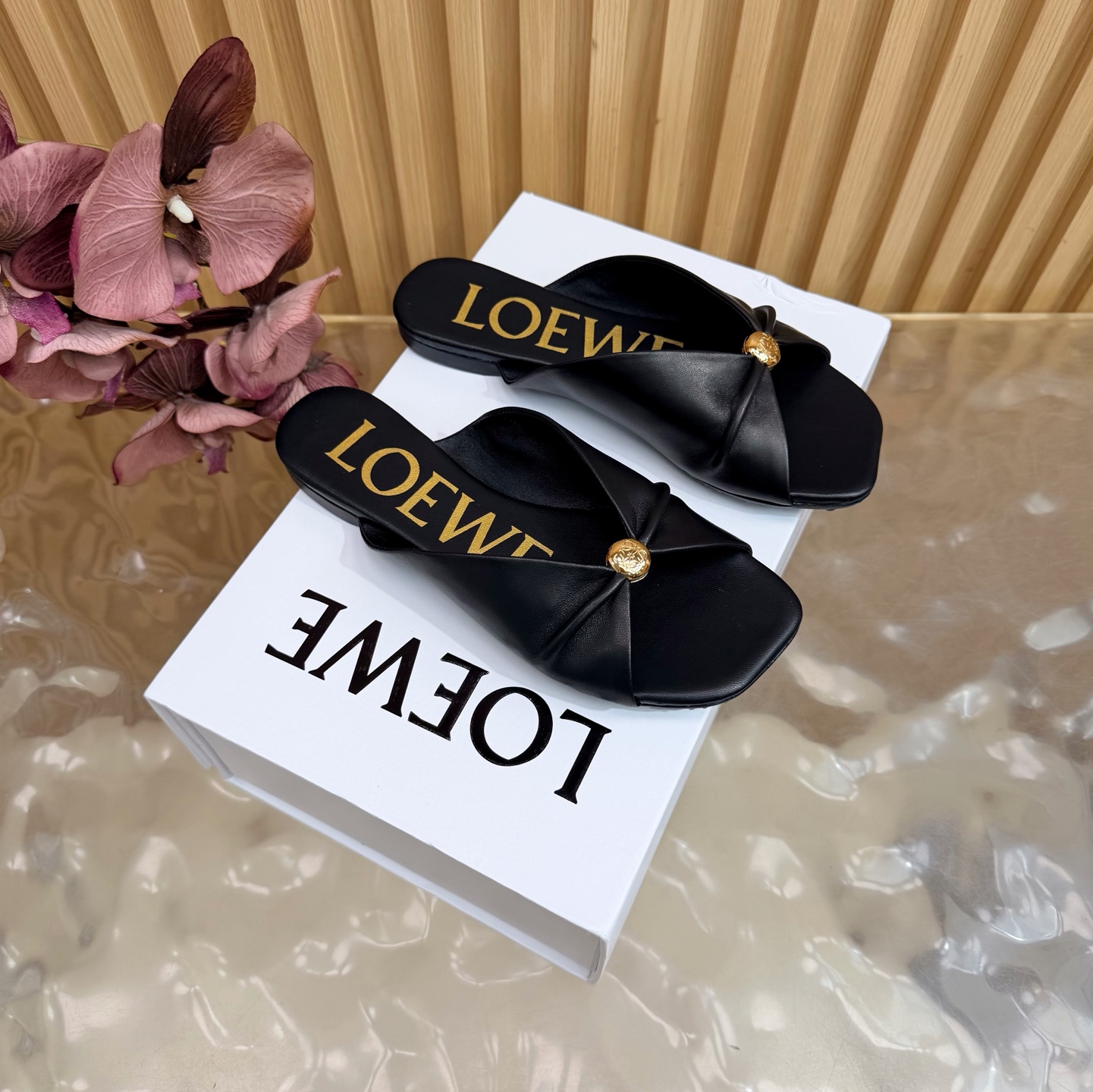 NO:886337,The top version [Loewe] flat-bottomed semi-trailers. Hot new style. Matches the overall original last shape. —————————————— ●The first layer of fabric is water-dyed eco-friendly sheepskin. ●The inner top version [Loewe] is the hot new version. It matches the overall original last shape. It is fashionable and individual. It is easy to wear. The color is awesome. ●Material is original sheepskin. ●Lining sheepskin.  35-40 (40, 41 are custom-made and cannot be returned or exchanged), slippers, loewe, loewe, slippers, sheepskin19860909顶级版本【罗意威Loewe】平底半拖 火爆新款 配合整体原版楦型 ————————————— ●面料头层水染环保绵羊皮 ●内里顶级版本【罗意威Loewe】 火爆新款 配合整体原版楦型,时尚而个性好穿 颜色超赞 ●面料原版羊皮 ●内里羊皮 ●垫脚: 绵羊里 ●大底原版大底 ●包装原版全套包装 ●码数女款 35-40（40、41 定做不退换）,拖鞋,loewe,loewe,slippers,sheepskin,Women's Shoes