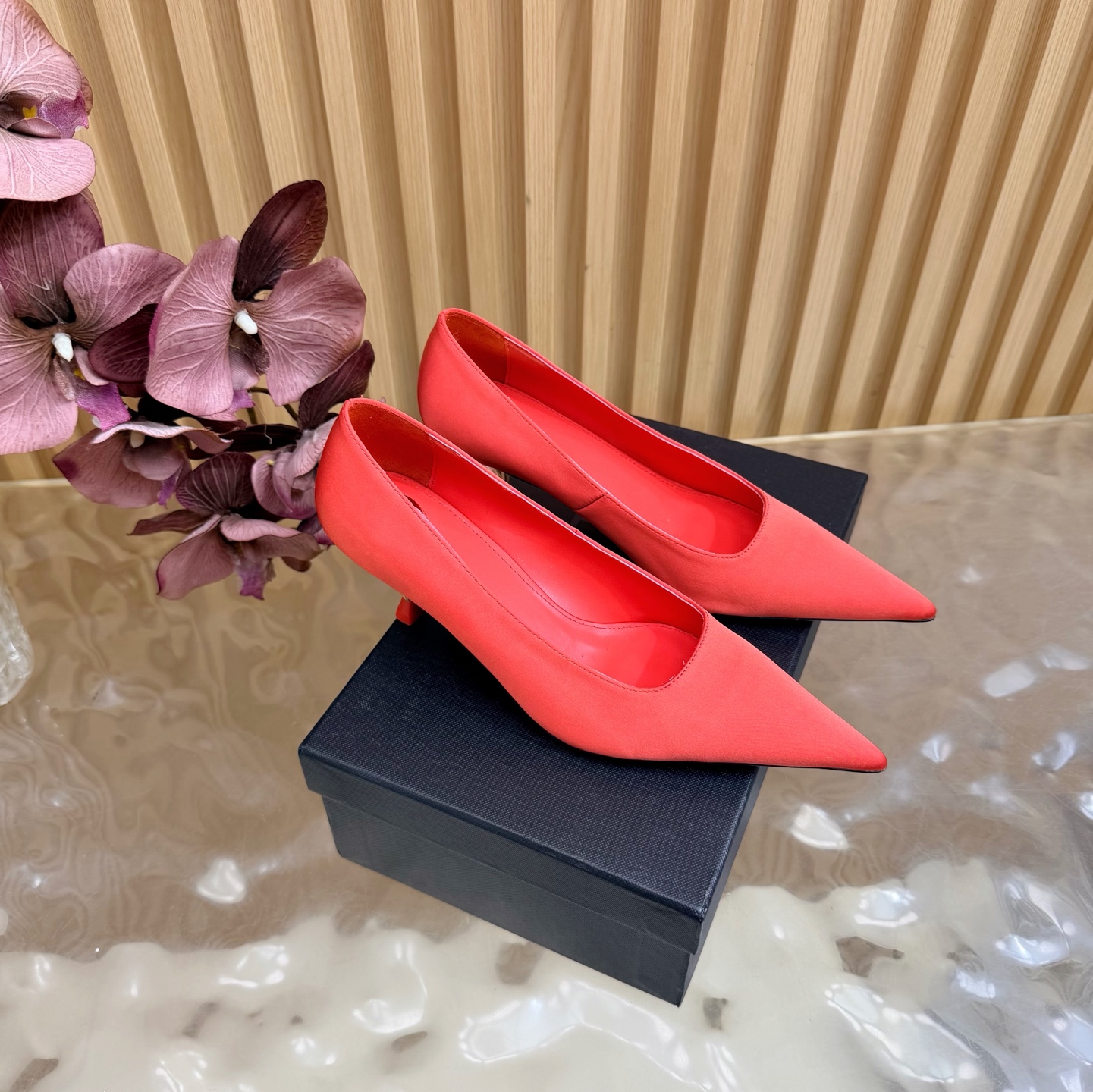 NO:889084,Saint Laurent fw26 new arrival～ YSL 26s spring and summer new pointed-toe chain hardware buckle mules, minimalist style stiletto high-heeled sandals Ysl pointed-toe stilettos are elegance engraved in DNA. The golden chain flows on the upper, like the delicacy in a retro illustrated magazine, on the feet. Every step is effortless nobility and style. Who can resist a pair of chain mules with their own aura?  The pointed toe lengthens the leg line, and the metal chain lights up the whole body. From commuting suits to date skirts, you can switch to the 'heroine' mode with one click. The complexity is eliminated, leaving only clean lines and metallic luster. The pointed toe outlines the edge, and the chain embellishes your attitude. This pair of shoes is your style statement that needs no words. The shiny patent leather + gold chain are retro and sexy, and the upper feet directly transform into 'the flower of wealth in the world', and you walk with wind!  Silk/patent leather upper, sheepskin lining, Italian genuine leather outsole, heel height 6.5cm, size 35-39 (40.41. Customized, non-refundable), high heels, saint laurent, saint laurent, saint laurent, high heels, slippers, skirts, business suit, sheepskin, real silk, Leather soles19860909Saint Laurent 圣罗兰fw26 new arrival～ YSL 26s 春夏新款尖头链条五金扣穆勒鞋极简风细跟高跟凉拖鞋 Ysl 尖头细高跟,是刻在DNA里的优雅.金色链条在鞋面流转,像把复古画报里的精致,在了脚上.每一步,都是不费力的贵气与风情.谁能拒绝一双自带气场的链条穆勒鞋？尖头拉长腿线,金属链点亮全身,从通勤西装到约会小裙,都能一键切换成“女主角”模式. 褪去繁杂,只留利落线条与金属光泽.尖头勾勒锋芒,链条点缀态度,这双鞋,是你无需多言的风格宣言.漆皮亮面+金色链条,复古又性感,上脚直接变身“人间富贵花”,走路都带风！ 鞋面真丝/漆皮 内里垫脚羊皮 鞋底意大利真皮大底 跟高6.5cm 码数35-39（40.41.定做不退换）,高跟鞋单鞋,saint laurent,saint laurent,saint laurent,high heels,slippers,skirts,business suit,sheepskin,real silk,Leather soles,Women's Shoes