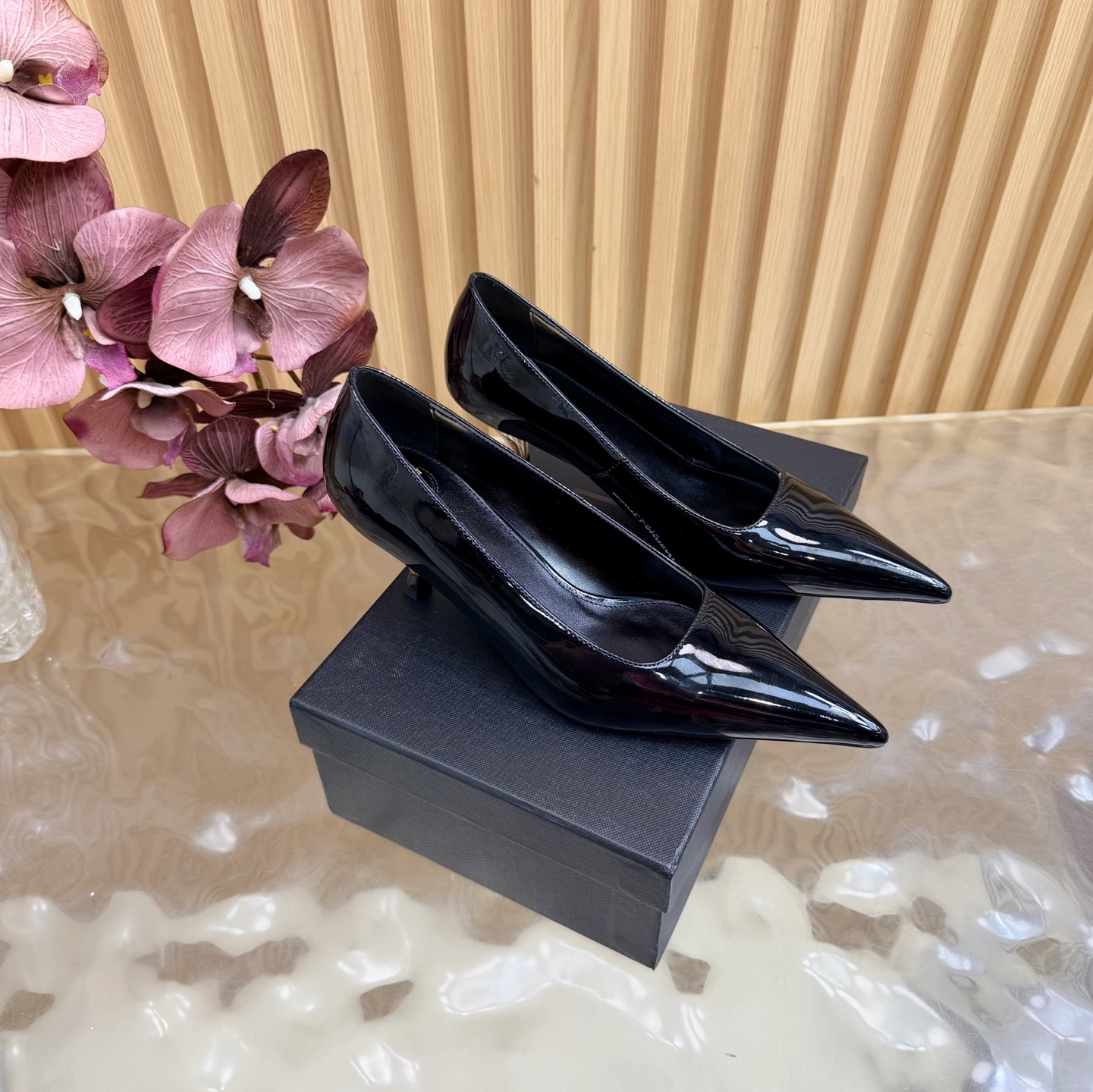 NO:889091,YSL Saint Laurent fw26 new arrival～ YSL 26s spring and summer new pointed-toe chain hardware buckle mules, minimalist style stiletto high-heeled sandals. Ysl pointed-toe stilettos are elegance engraved in DNA. The golden chain flows on the upper, like the delicacy in a retro picture, on the feet. Every step is effortless nobility and style. Who can resist a pair of chain mules with their own aura?  The pointed toe lengthens the leg line, and the metal chain lights up the whole body. From commuting suits to date skirts, you can switch to the 'heroine' mode with one click. The complexity is eliminated, leaving only clean lines and metallic luster. The pointed toe outlines the edge, and the chain embellishes your attitude. This pair of shoes is your style statement that needs no words. The shiny patent leather + gold chain are retro and sexy, and the upper feet directly transform into 'the flower of wealth in the world', and you walk with wind!  Silk/patent leather upper, sheepskin lining, Italian genuine leather outsole, heel height 6.5cm, size 35-39 (40.41. Customized, non-refundable), high heels, saint laurent, saint laurent, saint laurent, high heels, slippers, skirts, business suit, sheepskin, real silk, Leather soles19860909YSL Saint Laurent 圣罗兰fw26 new arrival～ YSL 26s 春夏新款尖头链条五金扣穆勒鞋极简风细跟高跟凉拖鞋 Ysl 尖头细高跟,是刻在DNA里的优雅.金色链条在鞋面流转,像把复古画报里的精致,在了脚上.每一步,都是不费力的贵气与风情.谁能拒绝一双自带气场的链条穆勒鞋？尖头拉长腿线,金属链点亮全身,从通勤西装到约会小裙,都能一键切换成“女主角”模式. 褪去繁杂,只留利落线条与金属光泽.尖头勾勒锋芒,链条点缀态度,这双鞋,是你无需多言的风格宣言.漆皮亮面+金色链条,复古又性感,上脚直接变身“人间富贵花”,走路都带风！ 鞋面真丝/漆皮 内里垫脚羊皮 鞋底意大利真皮大底 跟高6.5cm 码数35-39（40.41.定做不退换）,高跟鞋单鞋,saint laurent,saint laurent,saint laurent,high heels,slippers,skirts,business suit,sheepskin,real silk,Leather soles,Women's Shoes