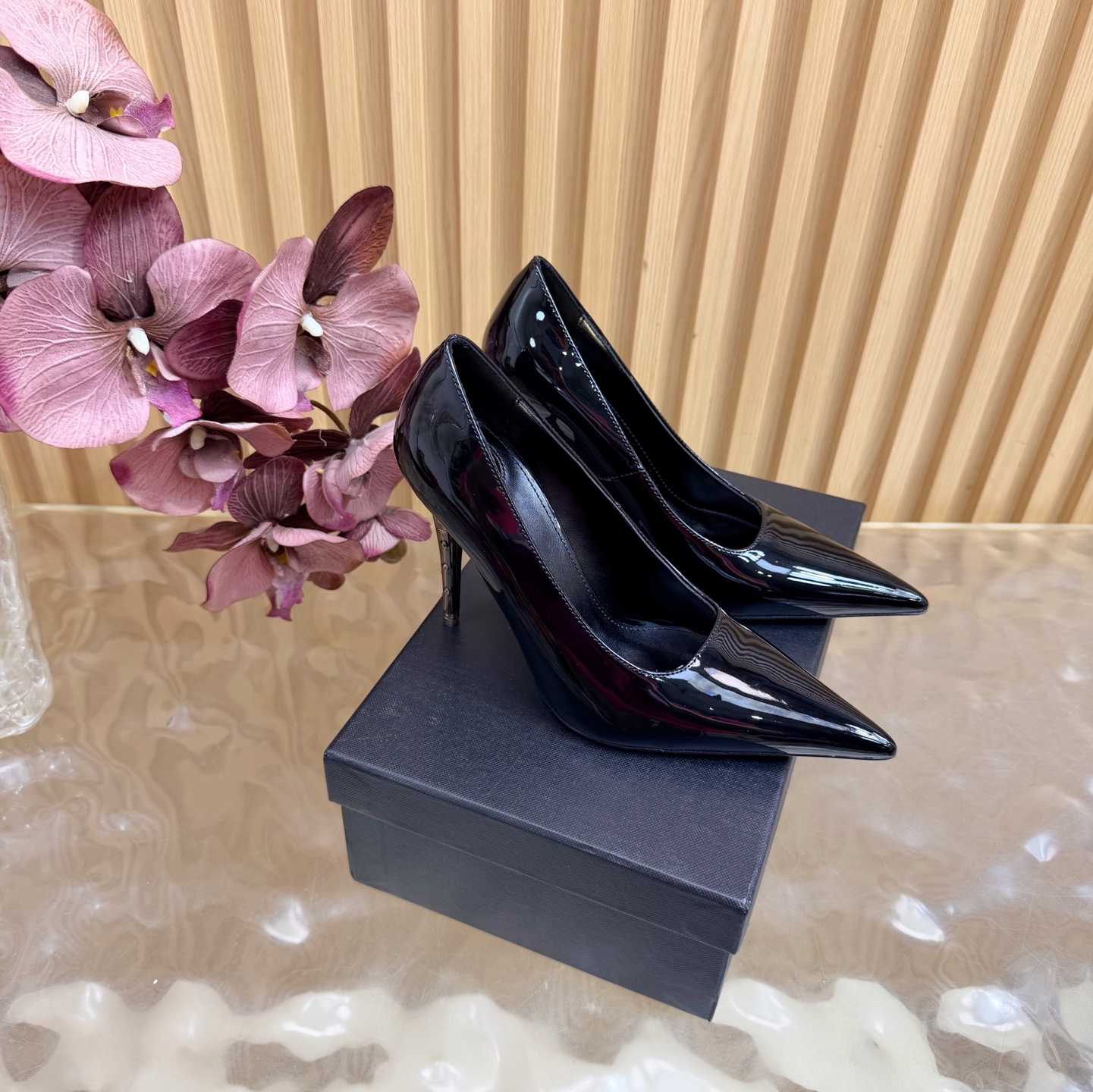 NO:889100,YSL Saint Laurent fw26 new arrival～ YSL 26s spring and summer new pointed-toe chain hardware buckle mules, minimalist style stiletto high-heeled sandals. Ysl pointed-toe stilettos are elegance engraved in DNA. The golden chain flows on the upper, like the delicacy in a retro picture, on the feet. Every step is effortless nobility and style. Who can resist a pair of chain mules with their own aura?  The pointed toe lengthens the leg line, and the metal chain lights up the whole body. From commuting suits to date skirts, you can switch to the 'heroine' mode with one click. The complexity is eliminated, leaving only clean lines and metallic luster. The pointed toe outlines the edge, and the chain embellishes your attitude. This pair of shoes is your style statement that needs no words. The shiny patent leather + gold chain are retro and sexy, and the upper feet directly transform into 'the flower of wealth in the world', and you walk with wind!  Silk/patent leather upper, sheepskin lining, Italian genuine leather outsole, heel height 10.5cm, size 35-39 (40.41. Customized, non-refundable), high heels, saint laurent, saint laurent, saint laurent, high heels, slippers, skirts, business suit, sheepskin, real silk, Leather soles19860909YSL Saint Laurent 圣罗兰fw26 new arrival～ YSL 26s 春夏新款尖头链条五金扣穆勒鞋极简风细跟高跟凉拖鞋 Ysl 尖头细高跟,是刻在DNA里的优雅.金色链条在鞋面流转,像把复古画报里的精致,在了脚上.每一步,都是不费力的贵气与风情.谁能拒绝一双自带气场的链条穆勒鞋？尖头拉长腿线,金属链点亮全身,从通勤西装到约会小裙,都能一键切换成“女主角”模式. 褪去繁杂,只留利落线条与金属光泽.尖头勾勒锋芒,链条点缀态度,这双鞋,是你无需多言的风格宣言.漆皮亮面+金色链条,复古又性感,上脚直接变身“人间富贵花”,走路都带风！ 鞋面真丝/漆皮 内里垫脚羊皮 鞋底意大利真皮大底 跟高10.5cm 码数35-39（40.41.定做不退换）,高跟鞋单鞋,saint laurent,saint laurent,saint laurent,high heels,slippers,skirts,business suit,sheepskin,real silk,Leather soles,Women's Shoes