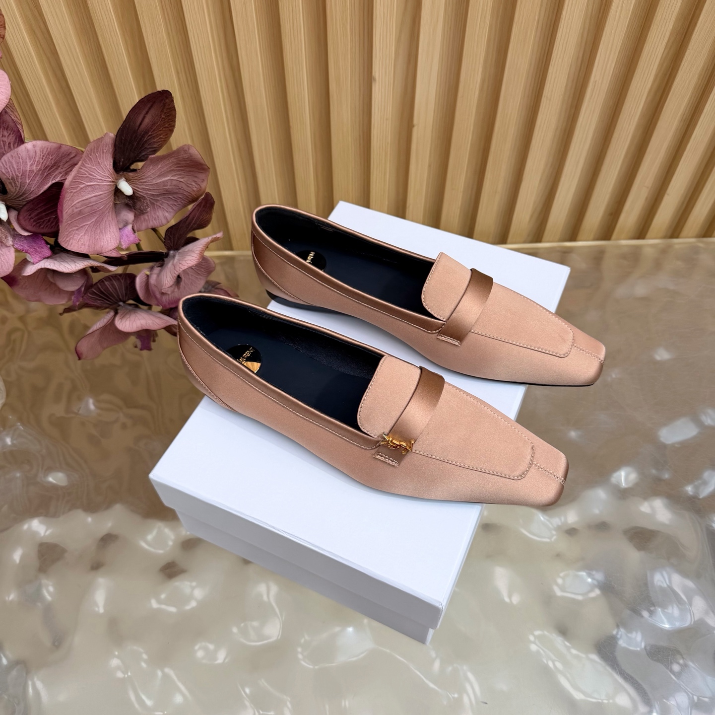 NO:886326,YSL Saint Laurent fw26 new arrival～ YSL 26s spring and summer new style small square toe shoes, minimalist style mules shoes Ysl pointed toe stilettos are elegance engraved in DNA. The golden chain flows on the upper, like the delicacy in a retro pictorial, on the feet. Every step is effortless nobility and style. Who can resist a pair of chain mules with their own aura?  The pointed toe lengthens the leg line, and the metal chain lights up the whole body. From commuting suits to date skirts, you can switch to the 'heroine' mode with one click. The complexity is eliminated, leaving only clean lines and metallic luster. The pointed toe outlines the edge, and the chain embellishes your attitude. This pair of shoes is your style statement that needs no words. The shiny patent leather + gold chain are retro and sexy, and the upper feet directly transform into 'the flower of wealth in the world', and you walk with wind!  Silk upper, sheepskin lining, Italian genuine leather outsole, high flat heel, size 35-39 (40.41.42 custom-made, non-refundable), single shoes, saint laurent, saint laurent, saint laurent, skirts, business suit, sheepskin, real silk, Leather soles19860909YSL Saint Laurent 圣罗兰fw26 new arrival～ YSL 26s 春夏新款 小方头单鞋 穆勒鞋极简风单鞋 Ysl 尖头细高跟,是刻在DNA里的优雅.金色链条在鞋面流转,像把复古画报里的精致,在了脚上.每一步,都是不费力的贵气与风情.谁能拒绝一双自带气场的链条穆勒鞋？尖头拉长腿线,金属链点亮全身,从通勤西装到约会小裙,都能一键切换成“女主角”模式. 褪去繁杂,只留利落线条与金属光泽.尖头勾勒锋芒,链条点缀态度,这双鞋,是你无需多言的风格宣言.漆皮亮面+金色链条,复古又性感,上脚直接变身“人间富贵花”,走路都带风！ 鞋面真丝 内里垫脚羊皮 鞋底意大利真皮大底 跟高平底 码数35-39（40.41.42定做不退换）,单鞋,saint laurent,saint laurent,saint laurent,skirts,business suit,sheepskin,real silk,Leather soles,Women's Shoes