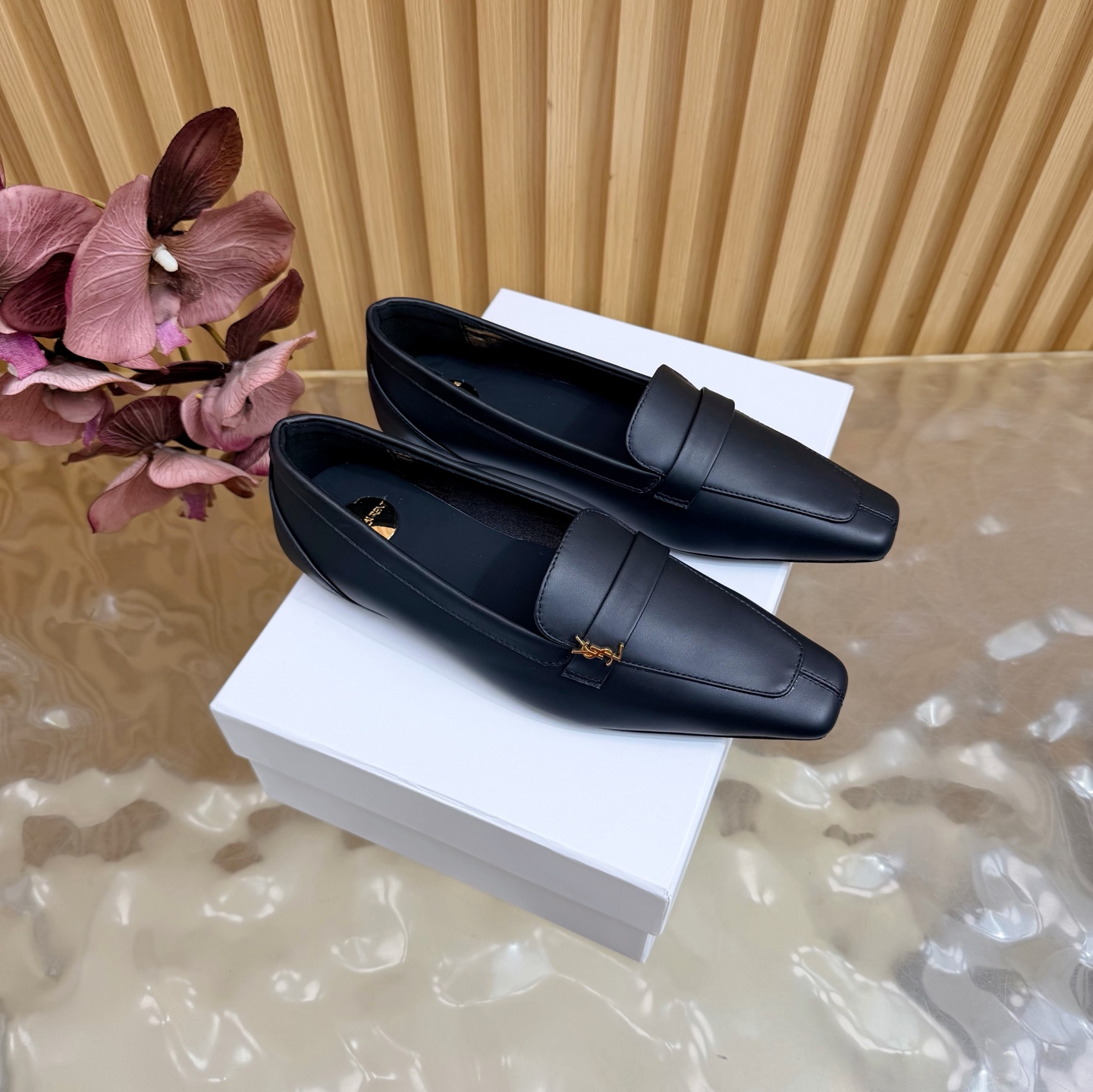 NO:886397,YSL Saint Laurent fw26 new arrival～ YSL 26s spring and summer new style small square toe shoes, minimalist style mules shoes Ysl pointed toe stilettos are elegance engraved in DNA. The golden chain flows on the upper, like the delicacy in a retro pictorial, on the feet. Every step is effortless nobility and style. Who can resist a pair of chain mules with their own aura?  The pointed toe lengthens the leg line, and the metal chain lights up the whole body. From commuting suits to date skirts, you can switch to the 'heroine' mode with one click. The complexity is eliminated, leaving only clean lines and metallic luster. The pointed toe outlines the edge, and the chain embellishes your attitude. This pair of shoes is your style statement that needs no words. The shiny patent leather + gold chain are retro and sexy, and the upper feet directly transform into 'the flower of wealth in the world', and you walk with wind!  Upper waxed leather/matte leather black, lining sheepskin, sole Italian genuine leather outsole, high flat heel, size 35-39 (40.41.42 custom-made, non-refundable), single shoes, saint laurent, saint laurent, saint laurent, skirts, business suit, sheepskin, Leather soles19860909YSL Saint Laurent 圣罗兰fw26 new arrival～ YSL 26s 春夏新款 小方头单鞋 穆勒鞋极简风单鞋 Ysl 尖头细高跟,是刻在DNA里的优雅.金色链条在鞋面流转,像把复古画报里的精致,在了脚上.每一步,都是不费力的贵气与风情.谁能拒绝一双自带气场的链条穆勒鞋？尖头拉长腿线,金属链点亮全身,从通勤西装到约会小裙,都能一键切换成“女主角”模式. 褪去繁杂,只留利落线条与金属光泽.尖头勾勒锋芒,链条点缀态度,这双鞋,是你无需多言的风格宣言.漆皮亮面+金色链条,复古又性感,上脚直接变身“人间富贵花”,走路都带风！ 鞋面油蜡皮/哑光皮黑色 内里垫脚羊皮 鞋底意大利真皮大底 跟高平底 码数35-39（40.41.42定做不退换）,单鞋,saint laurent,saint laurent,saint laurent,skirts,business suit,sheepskin,Leather soles,Women's Shoes