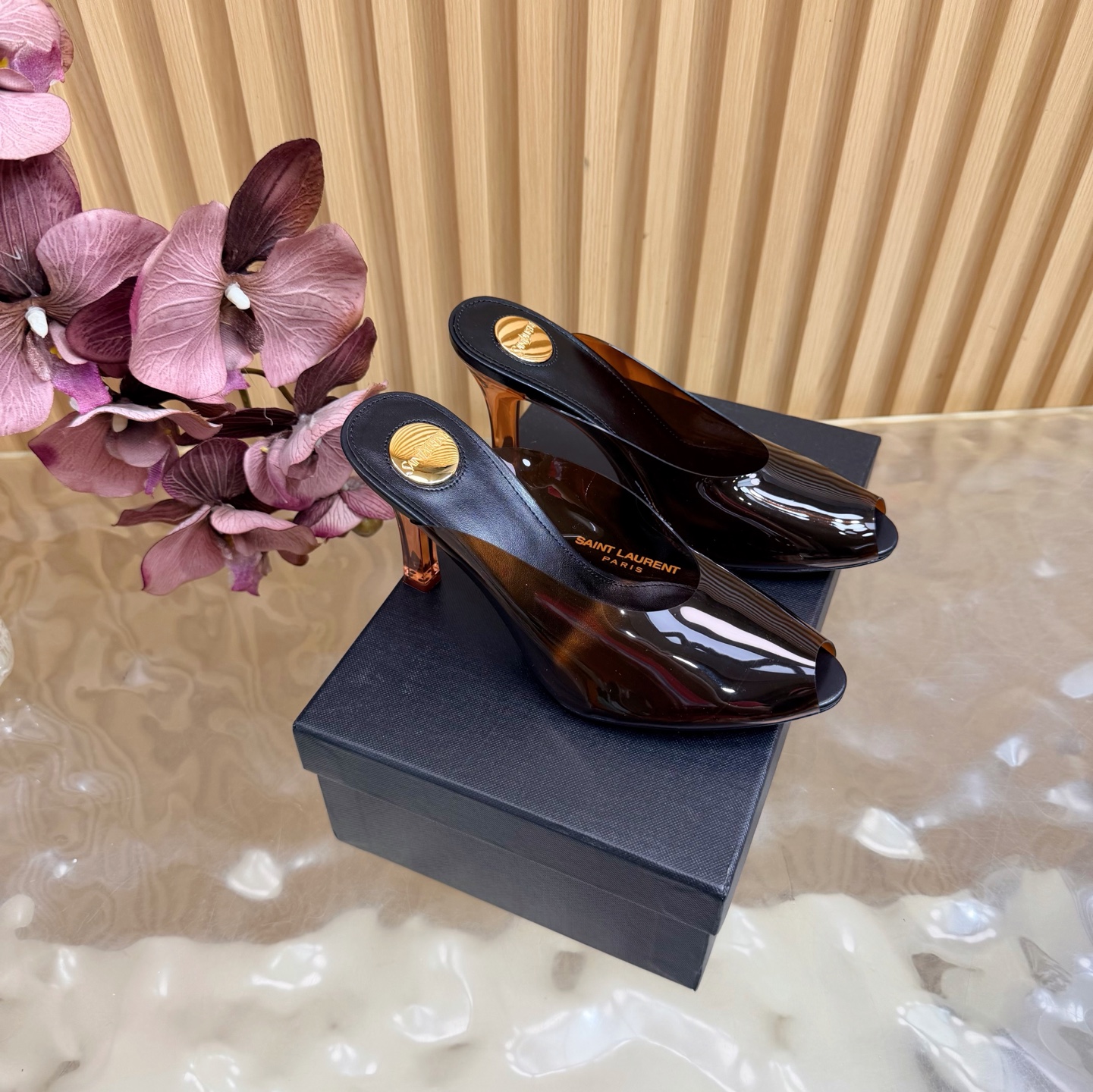 NO:889328,YSL Saint Laurent fw26 new arrival～ YSL 26s spring and summer new pointed-toe chain hardware buckle mules, minimalist style stiletto high-heeled sandals. Ysl pointed-toe stilettos are elegance engraved in DNA. The golden chain flows on the upper, like the delicacy in a retro picture, on the feet. Every step is effortless nobility and style. Who can resist a pair of chain mules with their own aura?  The pointed toe lengthens the leg line, and the metal chain lights up the whole body. From commuting suits to date skirts, you can switch to the 'heroine' mode with one click. The complexity is eliminated, leaving only clean lines and metallic luster. The pointed toe outlines the edge, and the chain embellishes your attitude. This pair of shoes is your style statement that needs no words. The shiny patent leather + gold chain are retro and sexy, and the upper feet directly transform into 'the flower of wealth in the world', and you walk with wind!  Upper PVC film, inner padding sheepskin, sole Italian leather outsole, heel height 9.5cm, size 35-39 (40.41. Customized, non-returnable), half-slip high heels, saint laurent, saint laurent, saint laurent, high heels, slippers, skirts, business suit, sheepskin, Leather soles19860909YSL Saint Laurent 圣罗兰fw26 new arrival～ YSL 26s 春夏新款尖头链条五金扣穆勒鞋极简风细跟高跟凉拖鞋 Ysl 尖头细高跟,是刻在DNA里的优雅.金色链条在鞋面流转,像把复古画报里的精致,在了脚上.每一步,都是不费力的贵气与风情.谁能拒绝一双自带气场的链条穆勒鞋？尖头拉长腿线,金属链点亮全身,从通勤西装到约会小裙,都能一键切换成“女主角”模式. 褪去繁杂,只留利落线条与金属光泽.尖头勾勒锋芒,链条点缀态度,这双鞋,是你无需多言的风格宣言.漆皮亮面+金色链条,复古又性感,上脚直接变身“人间富贵花”,走路都带风！ 鞋面pvc胶片 内里垫脚羊皮 鞋底意大利真皮大底 跟高9.5cm 码数35-39（40.41.定做不退换）,半拖高跟鞋,saint laurent,saint laurent,saint laurent,high heels,slippers,skirts,business suit,sheepskin,Leather soles,Women's Shoes