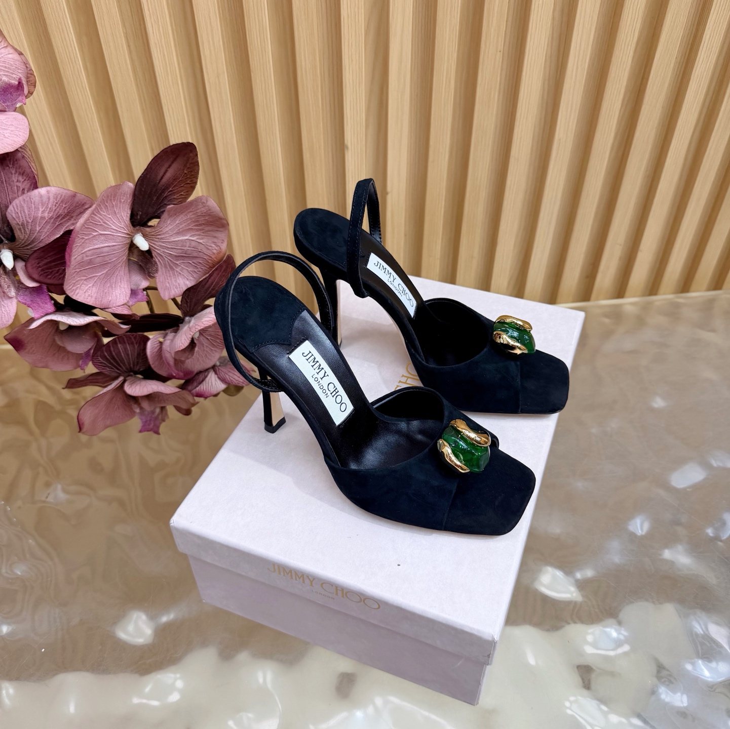 NO:889117,2026 spring and summer new Jimmychoo pointed T-shaped with amber embellishment Mule sandals. The most interesting thing about this series is the contrast and little surprises!  Soft pastel colors can also look bold, and their appearance is very contagious. Sandra Choi moved the oversized paper peonies into Milan, surrounded by greenery and flowers, as if walking into a surreal wonderland. What surprised me most about Jimmy Choo this season was the 'reconstruction of lace'. The metal toe splicing, it is no longer just a symbol of femininity, but has been deconstructed and spliced, turning it into a leader in footwear. Fabric: Yangjing/silk Lining Imported custom-made lambskin outsole  Imported Italian raw color cowhide base size 35 to 42 (40 41 42 customized) Heel height: 10cm, high heels sandals, jimmy choo, sandals, high heels, cowhide, sheepskin, real silk, sheep198609092026春夏新款Jimmychoo 尖头T字带琥珀色点缀 穆勒 凉鞋 这个系列最有意思的就是反差感和小惊喜！ 柔和的粉彩色也能显得很大胆,颜值很有感染力.SandraChoi把超大纸艺牡丹搬进米兰,四周绿意与花卉簇拥,仿佛走进一个超现实的仙境  这一季JimmyChoo最让我惊喜的是“蕾丝的再造”.金属鞋头拼接,它不再只是柔美的象征,而是被解构、拼接,化作鞋履上的佼佼者 面料:羊京/真丝 内里 进口意制小羊皮  大底 进口意大利原色牛皮底码数 35一42（40 41 42定制) 跟高:10cm,高跟鞋凉鞋,jimmy choo,sandals,high heels,cowhide,sheepskin,real silk,sheep,Women's Shoes