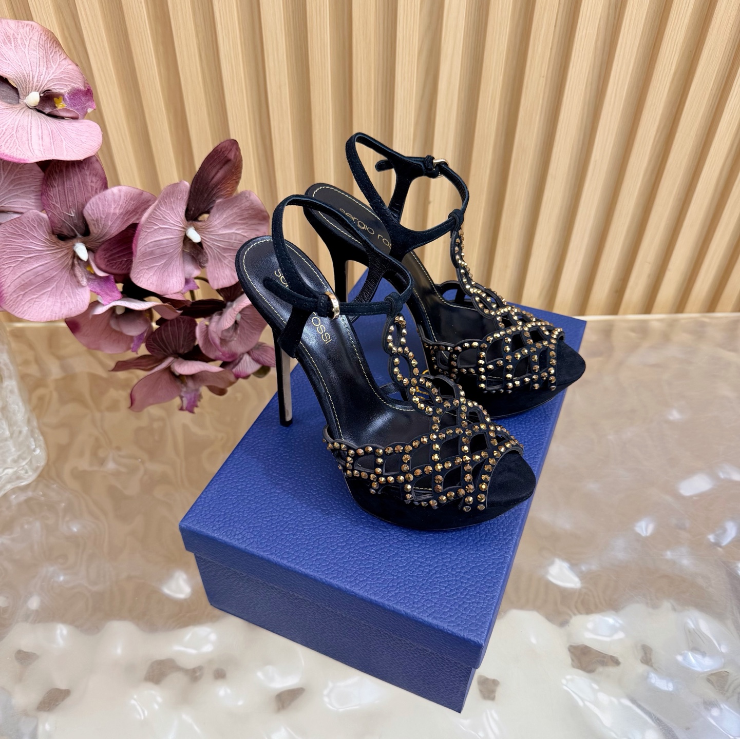 NO:886377,2026 spring and summer hot model Sergio Rossi bow rhinestone high heels. What is a sexy tool? It has to be a little bit of the toe seam, which makes you feel the ultimate charm. ———————————— Add sparkling crystal embellishments to the patent leather base, and launch this charming single product. A beautiful torture tool, it is made of patent leather fabric on the pointed toe body with a deep shoe opening. It is dignified and elegant. Upper Yangjing/Silk Outsole Leather sole  Sheepskin lining, heel height 14cm, platform 3.5cm, size 35-43 (40, 41, 42, customized), high-heeled sandals, sandals, high heels, sheepskin, real silk, sheep198609092026春夏爆款 Sergio Rossi 赛乔罗西 蝴蝶结水钻高跟鞋 什么叫性感利器,非他莫属稍微露出一点脚趾缝,倍感魅力极致 ————————————— 在漆皮基础上增添了闪耀的水晶缀饰,推出了这款散发着迷人魅力的单品.美丽刑具,它以漆皮面料制作于设有深鞋口的尖头鞋身端庄典雅 鞋面羊京/真丝 大底真皮底 内里羊皮 跟高14cm 水台3.5cm 码数35-43（40、41、42、定做),高跟鞋凉鞋,sandals,high heels,sheepskin,real silk,sheep,Women's Shoes