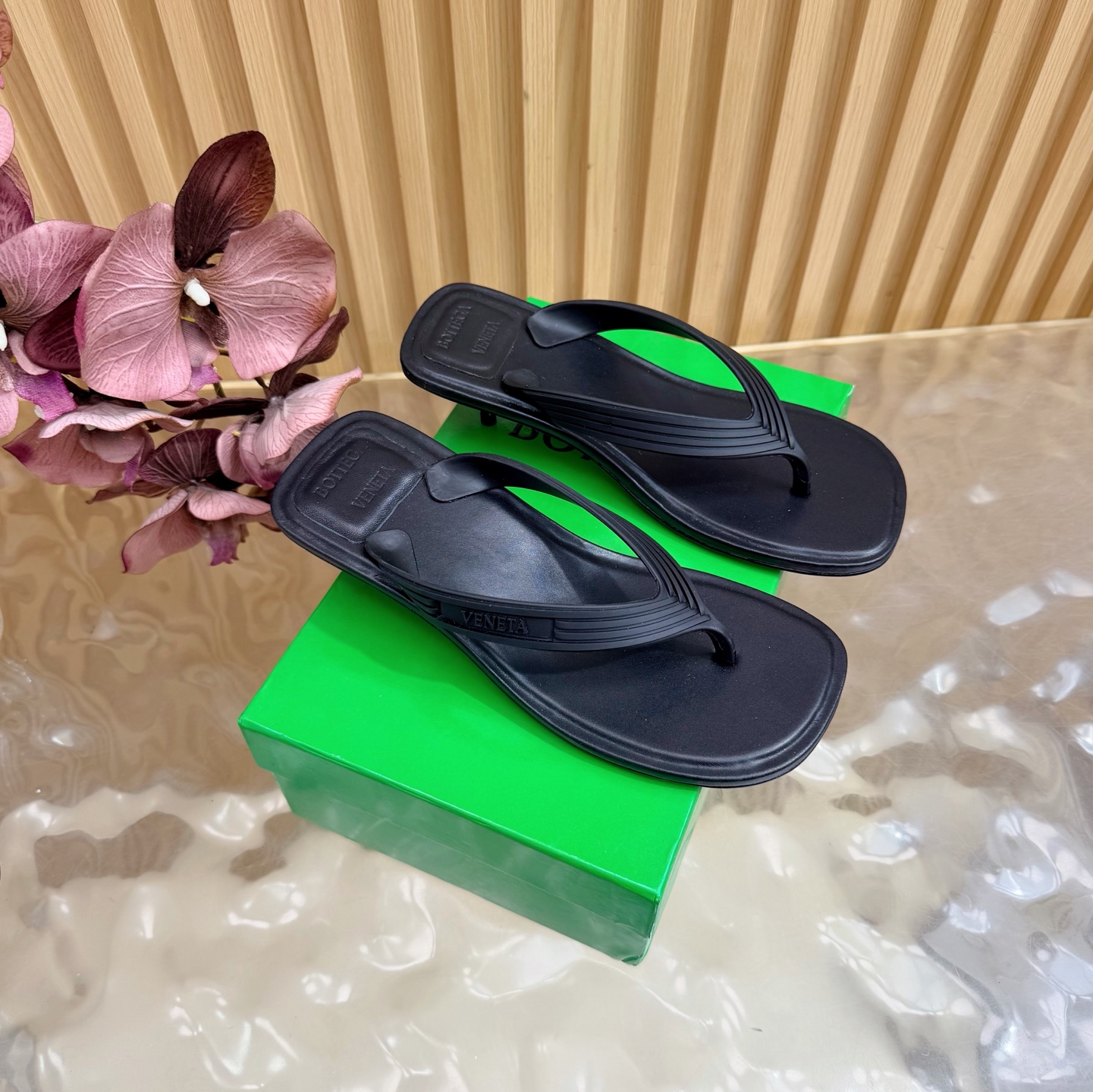 NO:887393,Purchasing agent level BV Sampieri Flat Thong 26/ New style BV sheepskin flip-flops, just in need of light luxury items in summer, carefully selected first-layer sheepskin, soft and non-grinding on the feet, multi-layer braided flip-flops design, low-key recognition, square toe version to modify the foot shape, one-touch control at home and out, casual Italian style relaxation. Original fabric material: lining sheepskin  Outsole Italian leather outsole/injection rubber craftsmanship Size35-42 (customized for 40 41 42), split-toe shoes, bottega veneta, slippers, sheepskin, Leather soles19860909代购级 BV Sampieri Flat Thong 26/ 新款 夹趾拖鞋 Bv羊皮人字拖,夏日刚需轻奢单品,甄选细腻头层羊皮,上脚软糯不磨趾,多层编织夹趾设计,低调辨识度拉满,方头版型修饰脚型,居家外出一键拿捏,随性穿出意式松弛感 面料原版材料 内里羊皮 大底意大利真皮大底/注塑橡胶工艺 Size35-42（40 41 42定做）,分趾鞋,bottega veneta,slippers,sheepskin,Leather soles,Women's Shoes
