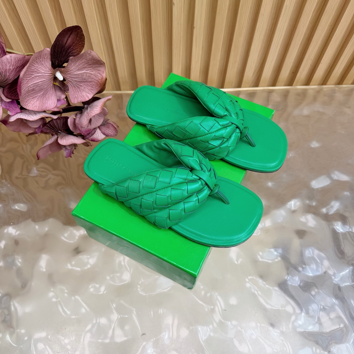 NO:887399,Purchasing agent level BV Sampieri Flat Thong 26/ New style flip-flops BV sheepskin flip-flops, just in need of light luxury items in summer, carefully selected first-layer sheepskin, soft and non-grinding on the feet, multi-layer braided flip-flops design, low-key recognition, square toe version to modify the foot shape, one-touch control at home and out, casual Italian-style relaxation. Fabric lambskin, lining sheepskin  Outsole Italian leather outsole/injection rubber craftsmanship Size35-42 (customized for 40 41 42), split-toe shoes, bottega veneta, slippers, sheepskin, Leather soles19860909代购级 BV Sampieri Flat Thong 26/ 新款 夹趾拖鞋 Bv羊皮人字拖,夏日刚需轻奢单品,甄选细腻头层羊皮,上脚软糯不磨趾,多层编织夹趾设计,低调辨识度拉满,方头版型修饰脚型,居家外出一键拿捏,随性穿出意式松弛感 面料小羊皮 内里羊皮 大底意大利真皮大底/注塑橡胶工艺 Size35-42（40 41 42定做）,分趾鞋,bottega veneta,slippers,sheepskin,Leather soles,Women's Shoes