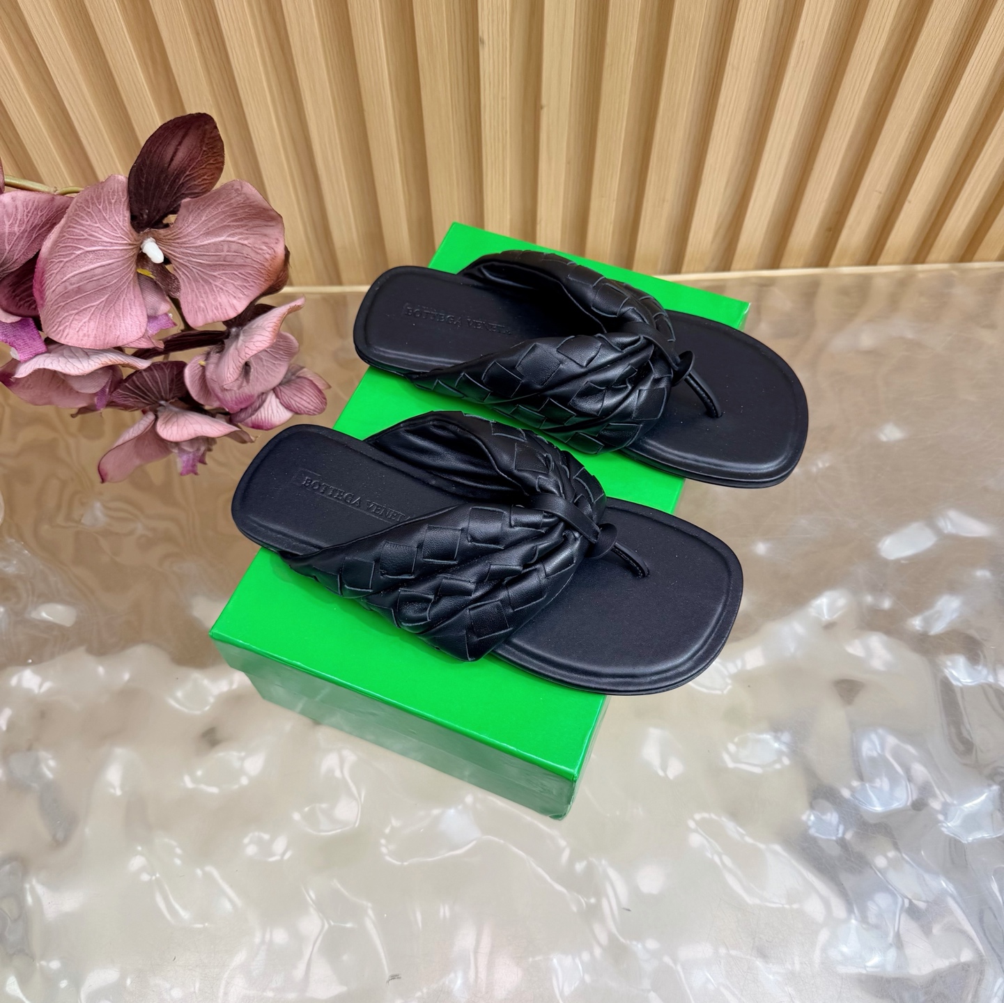 NO:887409,Purchasing agent level BV Sampieri Flat Thong 26/ New style BV sheepskin flip-flops, just in need of light luxury items in summer, carefully selected first-layer sheepskin, soft and non-grinding on the feet, multi-layer braided flip-flops design, low-key recognition, square toe version to modify the foot shape, one-touch control at home and out, casual Italian style relaxation. Original fabric material: lining sheepskin  Outsole Italian leather outsole/injection rubber craftsmanship Size35-42 (customized for 40 41 42), split-toe shoes, bottega veneta, slippers, sheepskin, Leather soles19860909代购级 BV Sampieri Flat Thong 26/ 新款 夹趾拖鞋 Bv羊皮人字拖,夏日刚需轻奢单品,甄选细腻头层羊皮,上脚软糯不磨趾,多层编织夹趾设计,低调辨识度拉满,方头版型修饰脚型,居家外出一键拿捏,随性穿出意式松弛感 面料原版材料 内里羊皮 大底意大利真皮大底/注塑橡胶工艺 Size35-42（40 41 42定做）,分趾鞋,bottega veneta,slippers,sheepskin,Leather soles,Women's Shoes