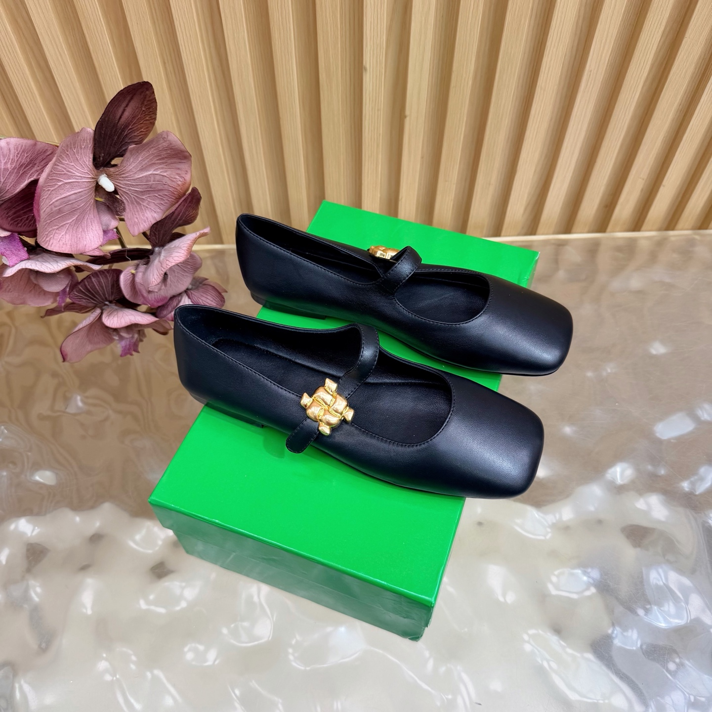 NO:887385,Purchasing-grade BV new Charlotte Mary Jane flat ballet shoes. Flat style. Super comfortable and easy to wear. Built-in feet. Comfortable as clouds. Full sheepskin material is super soft and comfortable.  jane,sheepskin,leather soles19860909代购级 BV 新款 Charlotte 玛丽珍平底芭蕾舞鞋 平底款 超级好舒适好穿 内置垫脚 云朵般舒适 全羊皮材质超级柔软舒适 面料 羊皮 垫脚内里羊皮 大底意大利真皮大底&注塑橡胶工艺 运用轻染工艺 内置海绵 易回弹不变形 Size: 35-40（40 41 42 定制）,芭蕾舞鞋,bottega veneta,mary jane,sheepskin,Leather soles,Women's Shoes