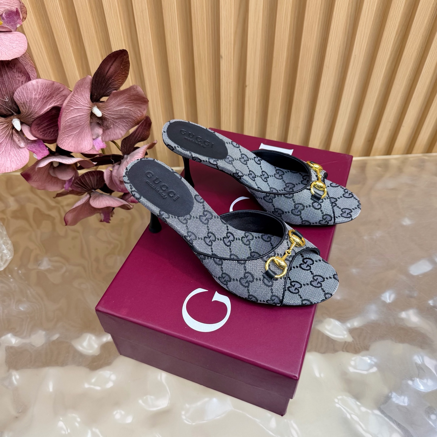 NO:887376,2026 Gucci 26S new spring and summer new product in the counter, horsebit, high heel and half drag —————————————— G family embodies the sense of high-end, which always makes people convinced. It looks like a simple style, but it is inexplicably high-end on the feet. It is very sexy and allows you to easily match it to show various styles. The upper is made of imported special fabrics. The lining is made of imported sheepskin. The Italian imported genuine leather sole is 7.5cm high.  Size35-39 (40/41/customized), high heels and slippers, gucci, gucci, high heels, slippers, sheepskin198609092026 专柜同步春夏新款Gucci 26S 春夏新品马衔扣 高跟半拖 —————————————— G家在体现高级感这块 总让人大写的服气 看起来蛮简单的款式 但上脚就莫名很高阶 非常性感 让你轻松搭配尽显各种风格 鞋面采用进口特殊布料 内里采用进口羊皮 意大利进口真皮底 跟高7.5cm Size35-39（40/41/定制）,高跟鞋拖鞋,gucci,gucci,high heels,slippers,sheepskin,Women's Shoes