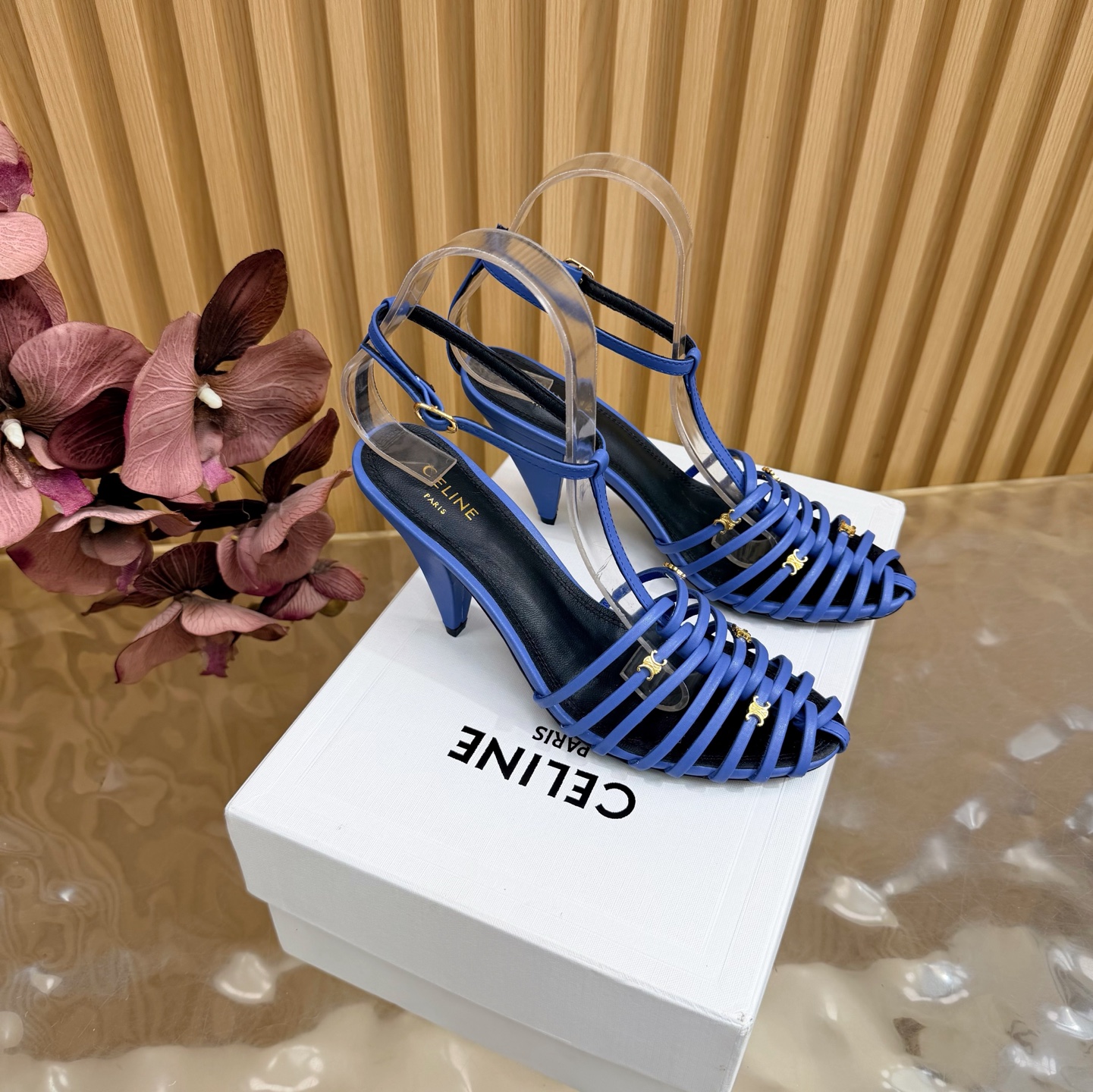NO:887349,Celine spring and summer Arc de Triomphe fashion shoes, soft open-foot design, ankle straps. The upper foot is really super slim and beautiful. The exquisite Arc de Triomphe logo specific to the C family is very eye-catching. The upper is original calfskin. The lining/foot pad is made of top-grade mixed sheepskin. Italian genuine cowhide outsole. The heel is high and flat, 6.5cm, 8.5cm.  Size35-41 (40, 41, 42 customized), sandals, celine, chanel, sandals, cowhide, sheepskin19860909Celine春夏凯旋门时装鞋 柔美的露脚设计,脚踝绑带. 上脚真的超级显瘦超级美 C家特定的精致凯旋门logo 好看到爆 鞋面原版小牛皮 内里/垫脚采用顶级混种羊皮 意大利真牛皮大底 跟高平底,6.5cm,8.5cm Size35-41（40、41、42定制）,凉鞋,celine,chanel,sandals,cowhide,sheepskin,Women's Shoes