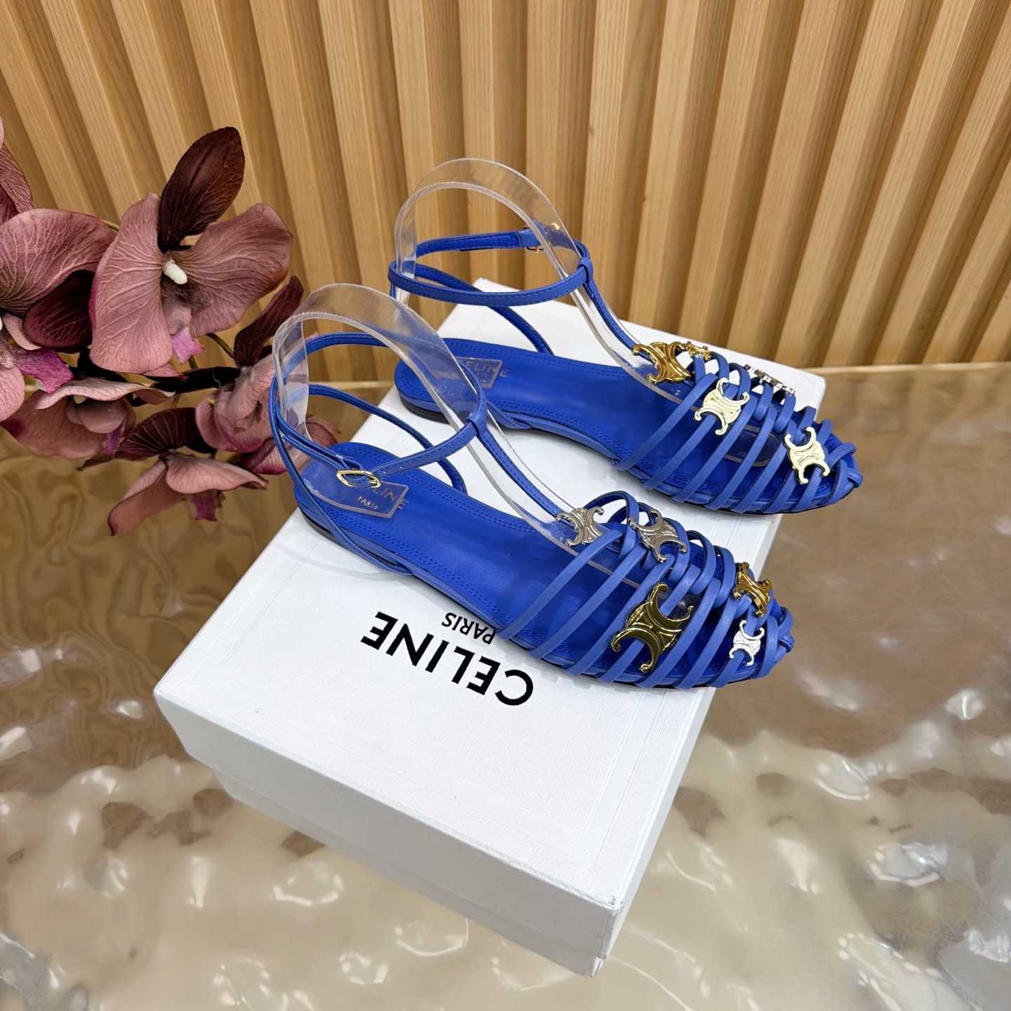 NO:887358,Celine spring and summer Arc de Triomphe fashion shoes, soft open-foot design, ankle straps. The upper feet are really super slim and beautiful. The exquisite Arc de Triomphe logo specific to the C family is so beautiful. Original calfskin for the upper. Top-grade mixed sheepskin for the lining/feet. Italian genuine cowhide outsole. High flat heel. Size35-41 (customized for 40, 41, 42), sandals, celine, chanel, sandals, cowhide, sheepskin.19860909Celine春夏凯旋门时装鞋 柔美的露脚设计,脚踝绑带. 上脚真的超级显瘦超级美 C家特定的精致凯旋门logo 好看到爆 鞋面原版小牛皮 内里/垫脚采用顶级混种羊皮 意大利真牛皮大底 跟高平底 Size35-41（40、41、42定制）,凉鞋,celine,chanel,sandals,cowhide,sheepskin,Women's Shoes