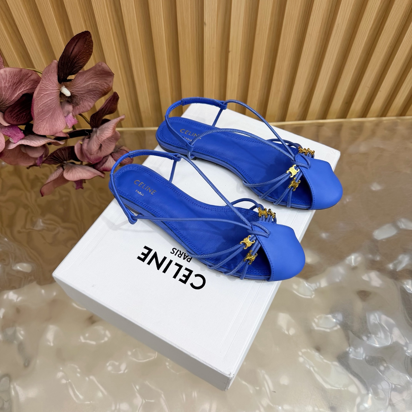 NO:887425,Celine spring and summer Arc de Triomphe fashion shoes, soft open-foot design, ankle straps. The upper feet are really super slim and beautiful. The C family's specific exquisite Arc de Triomphe logo is so beautiful. The original calfskin upper, the lining/foot pads are made of top-grade mixed sheepskin, Italian genuine cowhide outsole, high flat sole, Size35-41 (customized for 40, 41, 42), high-heeled sandals, celine, chanel, sandals, high heels, cowhide, sheepskin19860909Celine春夏凯旋门时装鞋 柔美的露脚设计,脚踝绑带. 上脚真的超级显瘦超级美 C家特定的精致凯旋门logo 好看到爆 鞋面原版小牛皮 内里/垫脚采用顶级混种羊皮 意大利真牛皮大底 跟高平底 Size35-41（40、41、42定制）,高跟鞋凉鞋,celine,chanel,sandals,high heels,cowhide,sheepskin,Women's Shoes