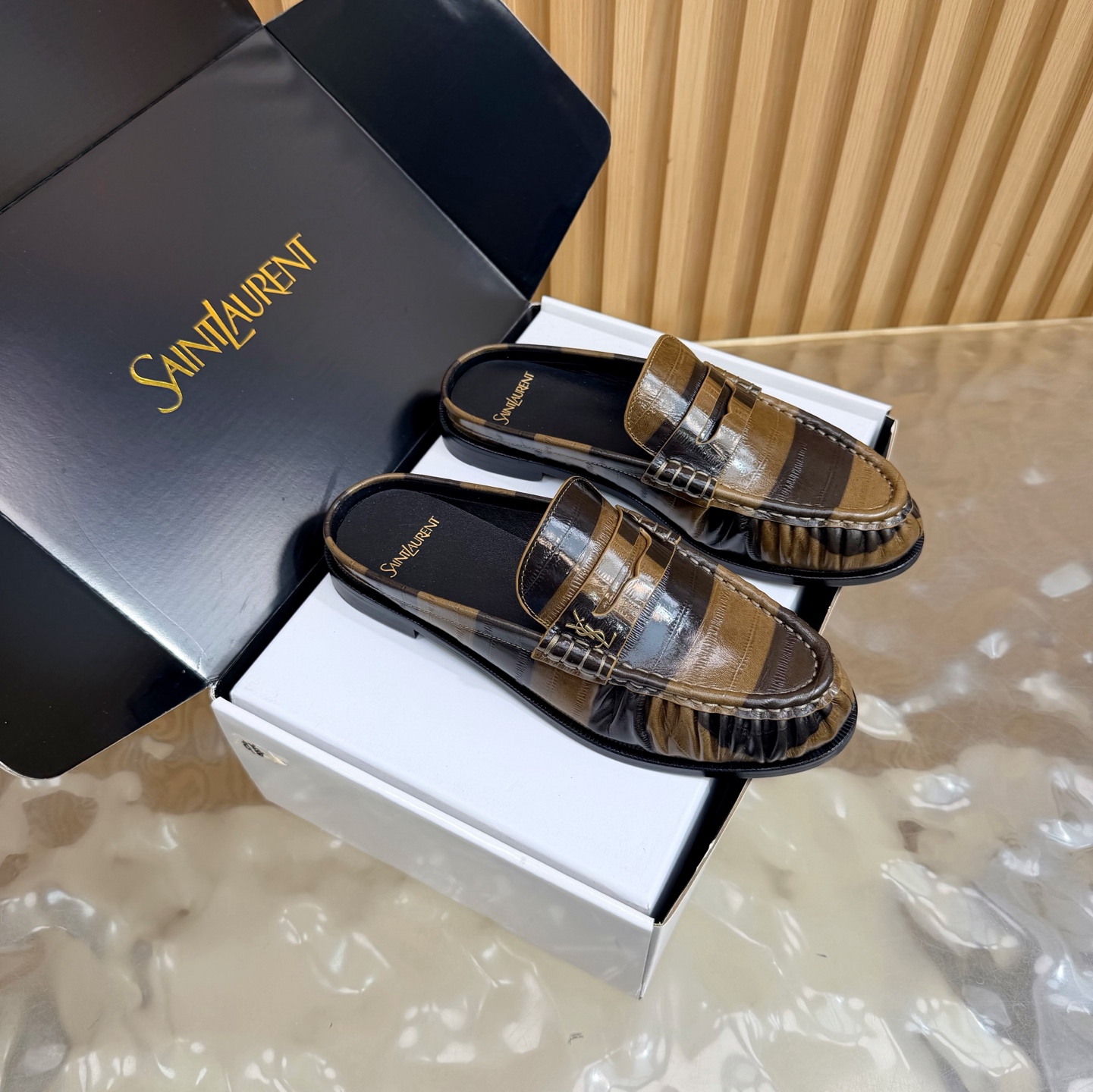NO:887400,Half-flop for couples. Top version Saint Lauren* 2026 YSL small logo pleated couple-style loafers (half-flop) ———————————Female Male The iconic small logo is the soul of this pair of shoes. It is presented on the shoe body in a low-key and delicate manner. Different from the big and flamboyant logo, it is quiet but eye-catching. It outlines YSL’s unique fashion DNA with simple lines and inadvertently reveals the profound heritage of the brand.  The classic almond-shaped design of the toe cleverly modifies the foot shape and visually lengthens the foot line, highlighting elegance and delicacy. Every date and every trip the couple goes on together becomes a low-key and profound style souvenir due to the tacit blessing of this pair of shoes. The fabric is made of Yang Jing, the inner foot pads are all sheepskin, and the Italian imported leather outsole size 35–42 (34 40, 41, 42 43 customized)  Men's size 38-47 (47 customized, non-refundable), half drag, saint laurent, saint laurent, saint laurent, loafers, sheepskin, sheep, Leather soles19860909情侣款半拖 顶级版本Saint Lauren*圣罗兰2026 YSL小logo 褶皱情侣款乐福鞋（半拖） ———————————女 男 标志性的小logo是这双鞋的灵魂所在 以低调而精致的姿态呈现于鞋身之上. 不同于张扬的大标识 它安静却醒目 用简洁线条勾勒出YSL独有的时尚DNA 在不经意间透露出品牌的深厚底蕴 鞋头的经典杏仁形设计 巧妙修饰脚型 在视觉上拉长足部线条 彰显优雅与秀气 . 情侣共赴的每一场约会 每一次出行 都因这双鞋的默契加持 成为低调又深刻的风格纪念. 面料采用羊京 内里垫脚均为羊皮 意大利进口真皮大底 size35–42（34 40、41、42 43定制） 男码38–47（47定制不退换）,半拖,saint laurent,saint laurent,saint laurent,loafers,sheepskin,sheep,Leather soles,Women's Shoes