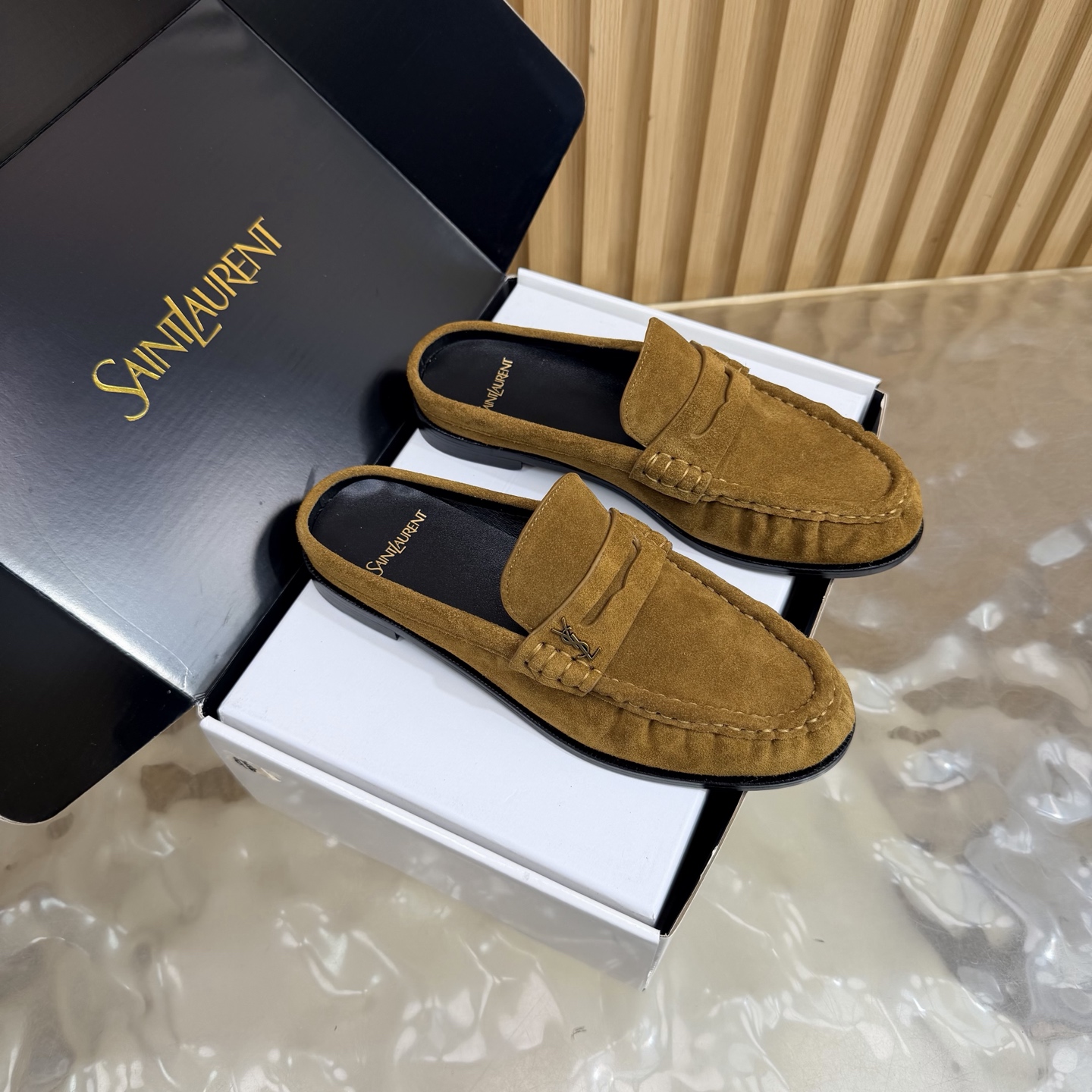 NO:887407,Half-flop for couples. Top version Saint Lauren* 2026 YSL small logo pleated couple-style loafers (half-flop) ———————————Female Male The iconic small logo is the soul of this pair of shoes. It is presented on the shoe body in a low-key and delicate manner. Different from the big and flamboyant logo, it is quiet but eye-catching. It outlines YSL’s unique fashion DNA with simple lines and inadvertently reveals the profound heritage of the brand.  The classic almond-shaped design of the toe cleverly modifies the foot shape and visually lengthens the foot line, highlighting elegance and delicacy. Every date and trip the couple goes on together becomes a low-key and profound style souvenir due to the tacit blessing of this pair of shoes. The fabric is made of eel grain cowhide/sheep leather, and the inner foot pads are all sheepskin. The genuine leather outsole imported from Italy is size 35–42 (34 40, 41, 42 43 customized)  Men's size 38-47 (47 customized, non-refundable), half drag, saint laurent, saint laurent, saint laurent, loafers, cowhide, sheepskin, sheep, Leather soles19860909情侣款半拖 顶级版本Saint Lauren*圣罗兰2026 YSL小logo 褶皱情侣款乐福鞋（半拖） ———————————女 男 标志性的小logo是这双鞋的灵魂所在 以低调而精致的姿态呈现于鞋身之上. 不同于张扬的大标识 它安静却醒目 用简洁线条勾勒出YSL独有的时尚DNA 在不经意间透露出品牌的深厚底蕴 鞋头的经典杏仁形设计 巧妙修饰脚型 在视觉上拉长足部线条 彰显优雅与秀气 . 情侣共赴的每一场约会 每一次出行 都因这双鞋的默契加持 成为低调又深刻的风格纪念. 面料采用鳗鱼纹牛皮/羊京 内里垫脚均为羊皮 意大利进口真皮大底 size35–42（34 40、41、42 43定制） 男码38–47（47定制不退换）,半拖,saint laurent,saint laurent,saint laurent,loafers,cowhide,sheepskin,sheep,Leather soles,Women's Shoes
