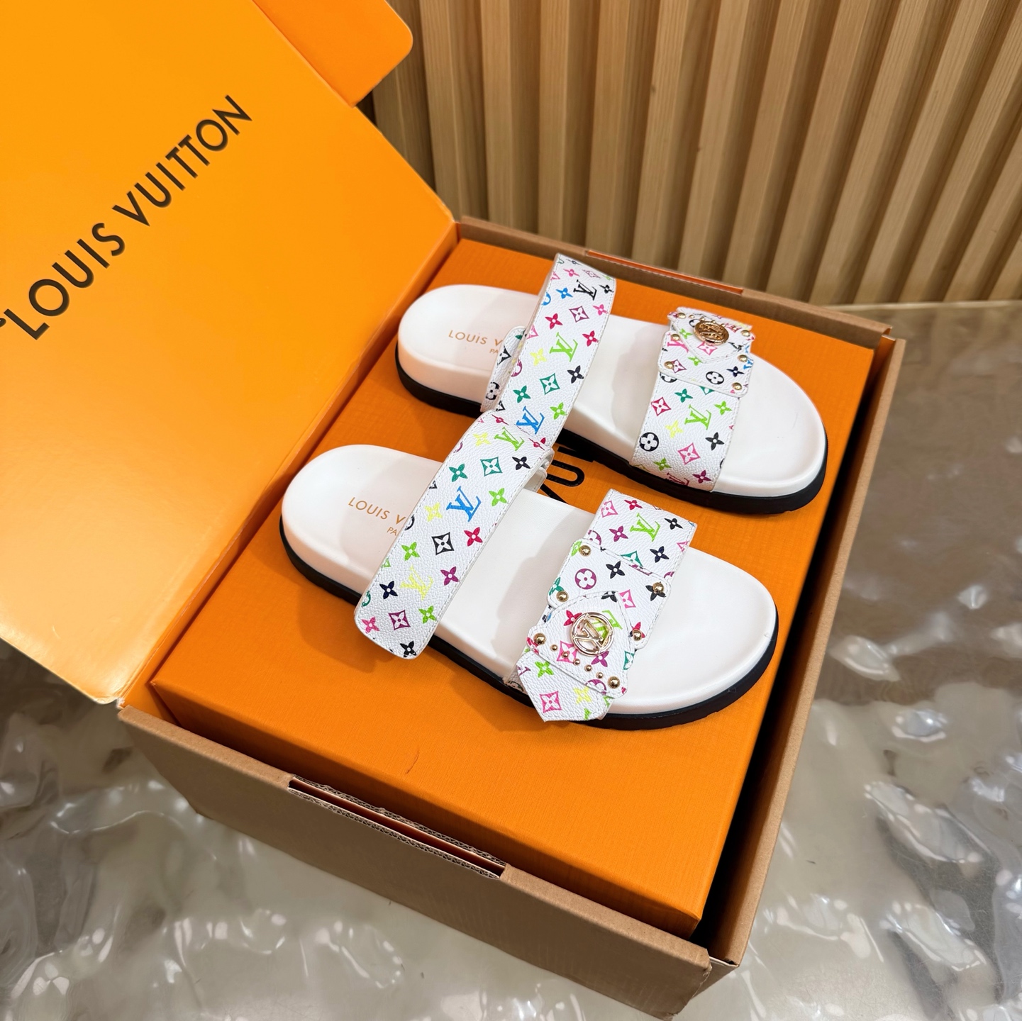 NO:887383,Top version LV Louis Vuitton L Family Donkey Brand 26/ Latest Easy Series Double-breasted Thick Sole Slippers Sandals —————————— Couple model Original purchase, development and production This LV Easy sandal is made of suede cow leather, with Monogram pattern to highlight the trendy style. The LV letters light up the adjustable strap, the tough insole and the micro outsole achieve a light and comfortable experience. Exquisite packaging at the delivery counter. Fabric: Original customized imported first-layer cowhide.  Inner lining: original customized soft sheepskin lining Outsole: original molded rubber material size: #35-45 (customized for women 40.41 men 45), slippers and sandals, louis vuitton, louis vuitton, louis vuitton, louis vuitton, sandals, slippers, cowhide, sheepskin19860909顶级版本 LV路易威登L家 驴牌 26/ 最新Easy系列 双排扣厚底 拖鞋 凉鞋 ————————————情侣款 原版购入开发 做货 本款 LV Easy 凉拖取材绒面牛皮革,以 Monogram 图案彰显潮流风范.LV 字母点亮可调节饰带,韧性鞋垫和微型外底实现轻盈舒适体验 配送专柜精美包装 面料: 原版定制进口头层牛皮 内里: 原版定制柔软羊皮里 大底: 原版开模橡胶材质 size: #35-45（女40.41男45定做）,拖鞋凉鞋,louis vuitton,louis vuitton,louis vuitton,louis vuitton,sandals,slippers,cowhide,sheepskin,Women's Shoes