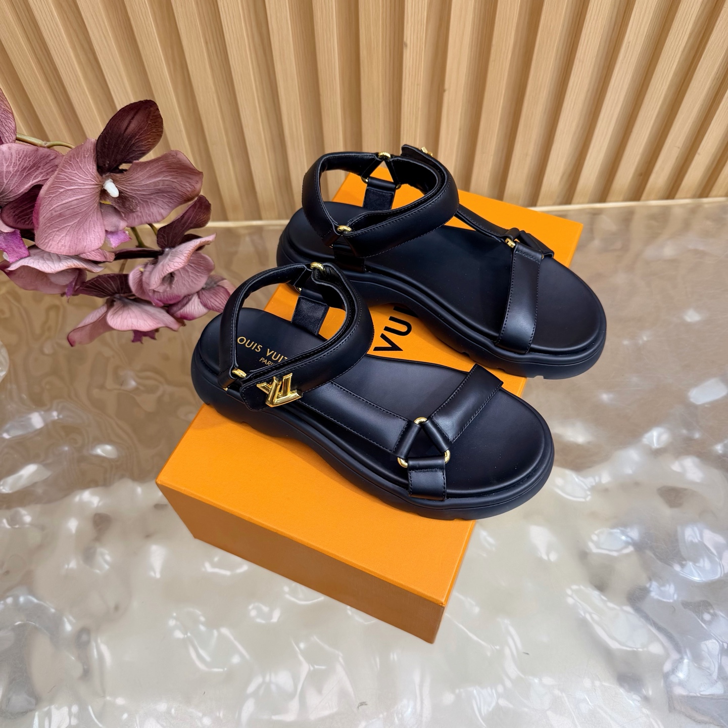 NO:887392,Top version LV Louis Vuitton L home donkey brand 26/ latest Easy series double-breasted thick sole slippers sandals ———————————— Original purchase, development and production This LV Easy sandals are made of suede cow leather, with Monogram pattern to highlight the trendy style. Adjustable straps with illuminated LV letters, tough insoles and micro outsoles achieve a light and comfortable experience. Exquisite packaging at the delivery counter. Fabric: Original customized imported cowhide/presbyopia. Inner:  Original customized soft sheepskin lining Outsole: original molded rubber material size: #35-45 (customized for women 40.41), slippers and sandals, louis vuitton, louis vuitton, louis vuitton, louis vuitton, sandals, slippers, cowhide, sheepskin19860909顶级版本 LV路易威登L家 驴牌 26/ 最新Easy系列 双排扣厚底 拖鞋 凉鞋 ———————————— 原版购入开发 做货 本款 LV Easy 凉拖取材绒面牛皮革,以 Monogram 图案彰显潮流风范.LV 字母点亮可调节饰带,韧性鞋垫和微型外底实现轻盈舒适体验 配送专柜精美包装 面料: 原版定制进口牛皮/老花 内里: 原版定制柔软羊皮里 大底: 原版开模橡胶材质 size: #35-45（女40.41定制）,拖鞋凉鞋,louis vuitton,louis vuitton,louis vuitton,louis vuitton,sandals,slippers,cowhide,sheepskin,Women's Shoes