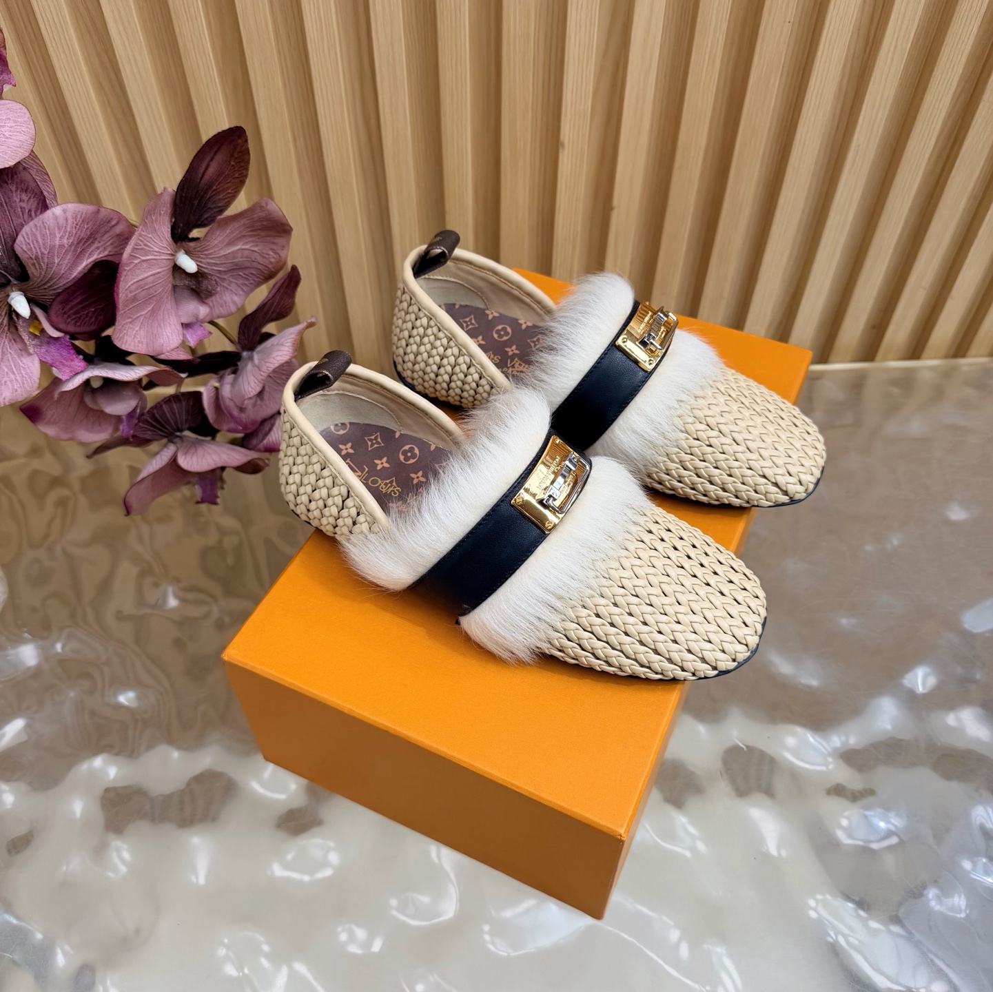 NO:887374,LV | Louis Vuitton 26 2026 Spring and Summer New Style The top version is the same as the original version. The counter focuses on the latest model LV HAVEN woven flat-soled slingback half-drag. New hard goods ———————————half-drag. Single shoes 300 BS purchasing level!  Full of high-end feel!  A popular model among bloggers at home and abroad, it is retro, fashionable and looks great on your feet!  The official website’s main recommendation: original high-customized cowhide/woven upper, imported sheepskin lining, original molded custom anti-slip outsole, high flat heel, shoe size: 35-39 (40 customized, non-refundable), loafers half-slip, louis vuitton, louis vuitton, loafers, cowhide, sheepskin19860909LV | 路易威登 26 2026春夏新款 顶级版本原版一致 专柜主打最新款 LV HAVEN编织平底露跟半拖 硬货上新 ———————————半拖 单鞋300 BS代购级别！高级感十足！国内外博主刷爆的一款,复古又时髦上脚美炸了！官网主推款 鞋面原版高定制牛皮面/编织面 内里进口羊皮里 大底原版开模定制防滑大底 跟高平底 鞋码: 35-39（40定制不退换）,乐福鞋半拖,louis vuitton,louis vuitton,loafers,cowhide,sheepskin,Women's Shoes